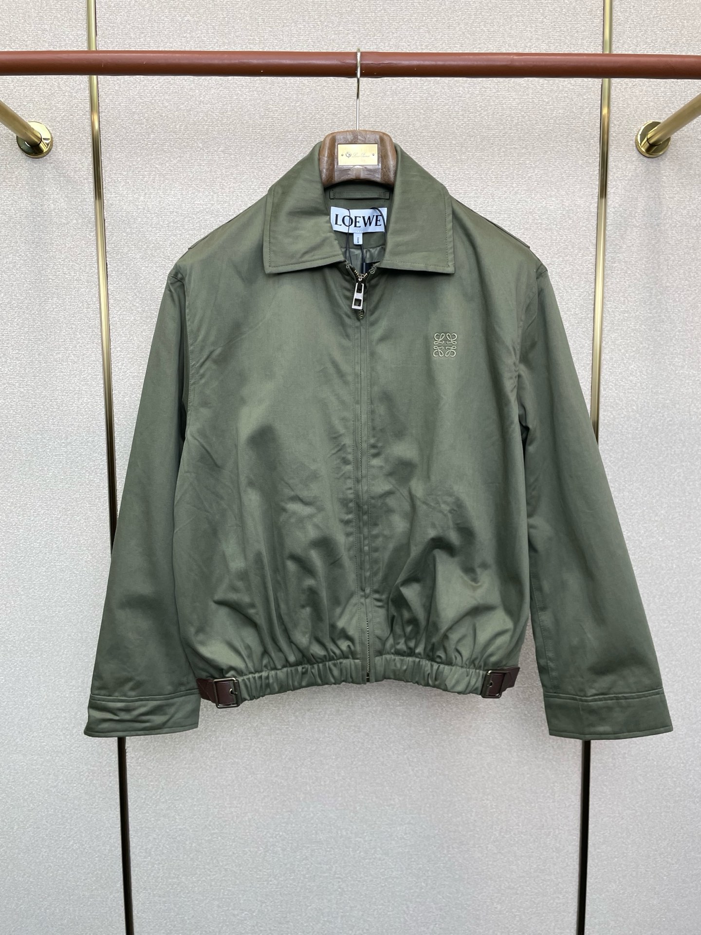 NO:649416,.LOEWE exclusively supplies new original men's casual jackets, high-end customization, high-end versions, fashionable and versatile imported fabrics, super soft and delicate to the touch, skin-friendly and comfortable to wear, high-end boutique, the upper body is exquisitely made by the factory, a must-have item for men, complete with three standards, size S-XL,,loewe,loewe,jackets & coats,jackets & coats,alexander wang19860909.LOEWE罗意威独家专供新款原单男士休闲夹克外套 高端定制 高端版本 时尚百搭爆款进口面料 手感超柔软细腻 穿着亲肤舒适 高端精品 代工厂精细做上身非常赞 男士必备单品 三标齐全 码数S-XL,,loewe,loewe,jackets & coats,jackets & coats,alexander wang,Men's clothing