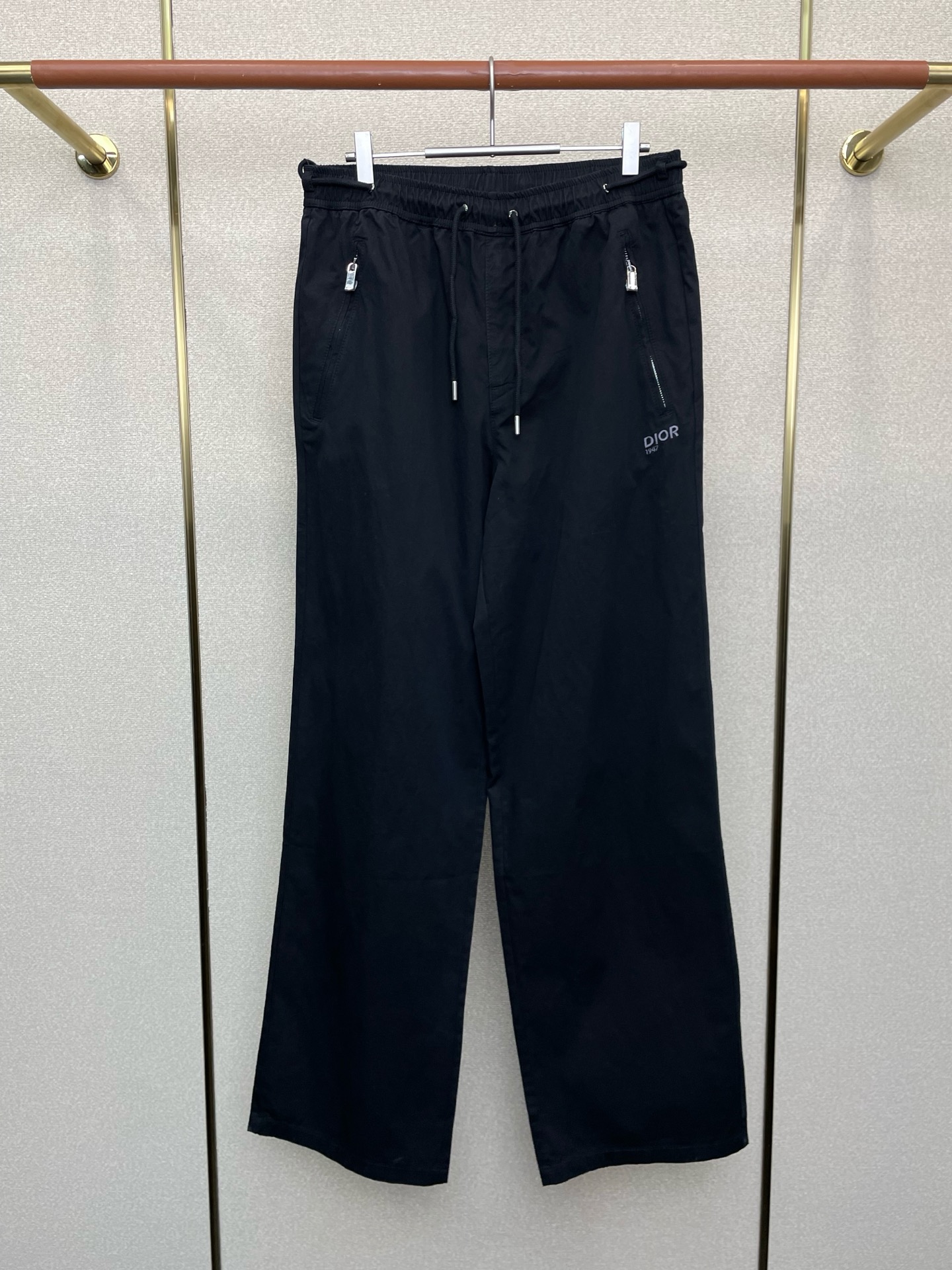 NO:649329,.Dior exclusive new casual pants high-end version!  Custom-made fabrics at the counter are highly breathable and comfortable, with impeccable details and brand element design concepts, reflecting high quality. It feels delicate and soft!  It presents a casual cut and the upper body shape is awesome!  Code number 44.46.48.50,,dior,dior,alexander wang19860909.Dior迪奥独家专供新款休闲裤 高端版本！专柜定制面料 透气舒适度高,细节无可挑剔,品牌元素设计理念,体现高品质.手感细腻柔软！呈现休闲裁剪,上身版型超赞！码数44.46.48.50,,dior,dior,alexander wang,Men's clothing