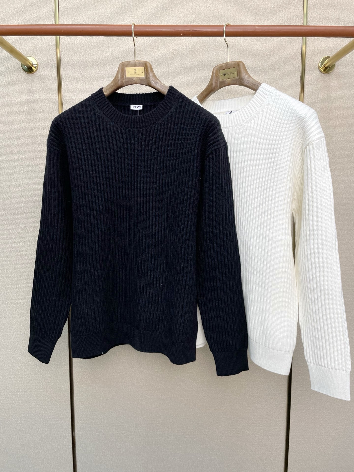 NO:652008,.LOEWE exclusively supplies new autumn and winter original men's casual sweaters. High-end customization. High version. Fashionable and versatile original imported fabrics. Logo pattern design. Super soft and delicate feel. Skin-friendly and comfortable to wear. High-end boutique. The upper body is exquisitely made by the factory. Men's must-have items. Three complete standards. Sizes M-2XL,,loewe,loewe,sweaters,alexander wang19860909.LOEWE罗意威独家专供秋冬新款原单男士休闲毛衣 高端定制 高版本 时尚百搭爆款原版进口面料 logo图案设计 手感超柔软细腻 穿着亲肤舒适 高端精品 代工厂精细做上身非常赞 男士必备单品 三标齐全 尺码M-2XL,,loewe,loewe,sweaters,alexander wang,Men's clothing