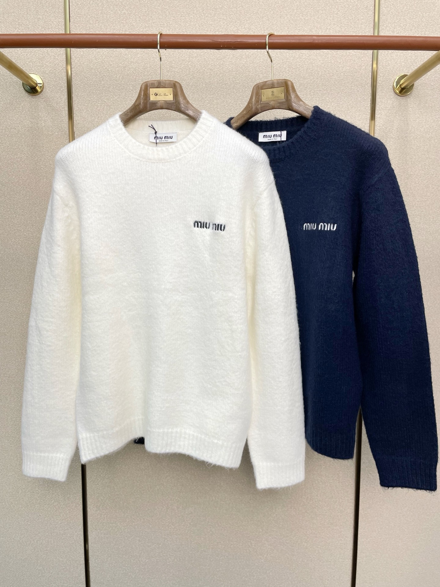 NO:652024,.Miumiu exclusively supplies new autumn and winter original men's casual sweaters. High-end customization. High version. Fashionable and versatile original imported fabrics. Logo pattern design. Super soft and delicate feel. Skin-friendly and comfortable to wear. High-end boutique. The upper body is exquisitely made by the factory. Men's must-have items. Three complete standards. Sizes M-2XL,,miumiu,sweaters,alexander wang19860909.Miumiu谬谬独家专供秋冬新款原单男士休闲毛衣 高端定制 高版本 时尚百搭爆款原版进口面料 logo图案设计 手感超柔软细腻 穿着亲肤舒适 高端精品 代工厂精细做上身非常赞 男士必备单品 三标齐全 尺码M-2XL,,miumiu,sweaters,alexander wang,Men's clothing