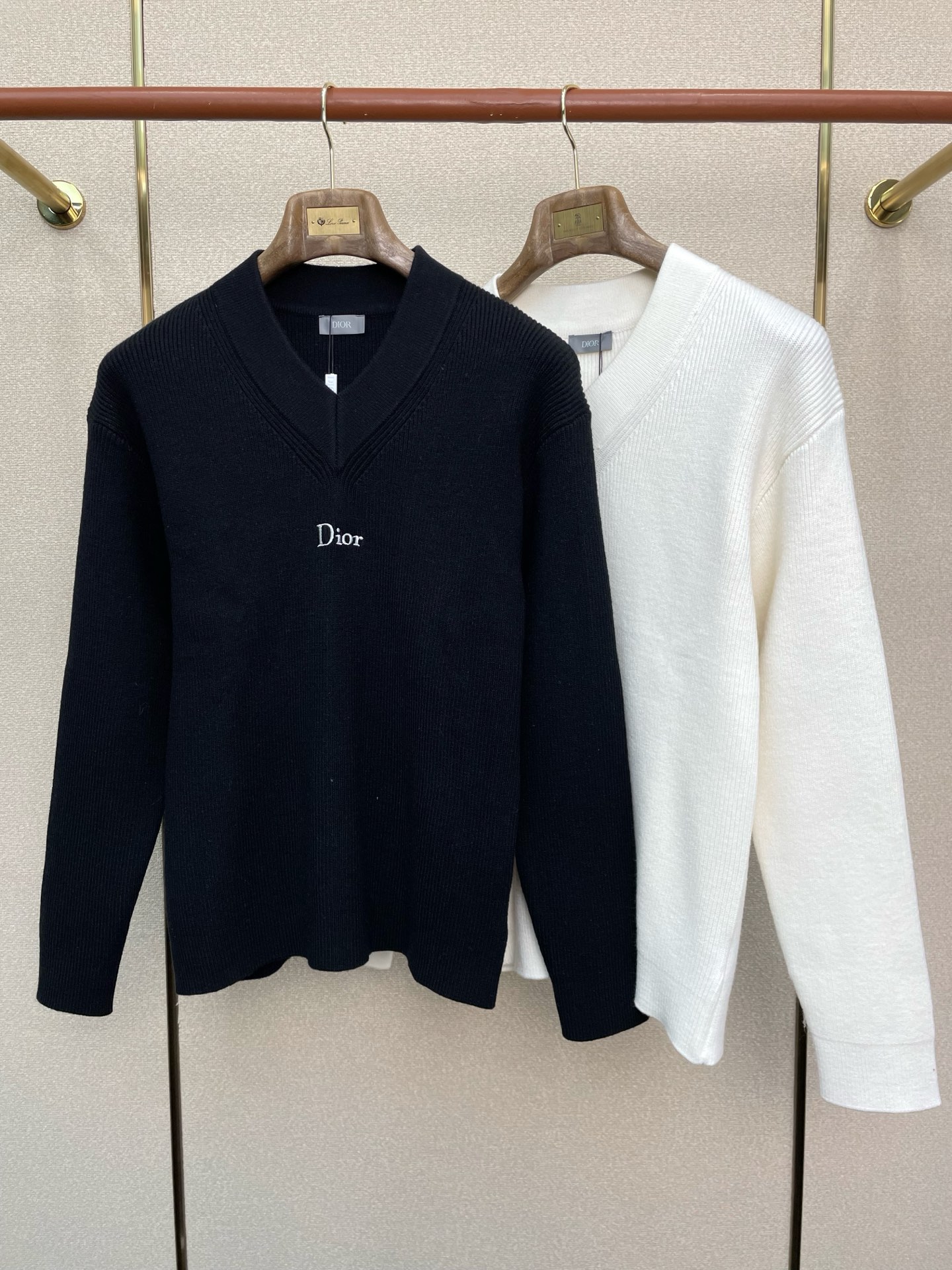 NO:652037,.Dior Dior exclusively provides autumn and winter new original men's casual sweaters. High-end customization. High version. Fashionable and versatile original imported fabrics. Logo pattern design. Super soft and delicate feel. Skin-friendly and comfortable to wear. High-end boutique. The upper body is finely made by the factory. It is a must-have item for men. Three complete standards. Sizes M-2XL, dior, dior, sweaters, alexander wang19860909.Dior迪奥独家专供秋冬新款原单男士休闲毛衣 高端定制 高版本 时尚百搭爆款原版进口面料 logo图案设计 手感超柔软细腻 穿着亲肤舒适 高端精品 代工厂精细做上身非常赞 男士必备单品 三标齐全 尺码M-2XL,,dior,dior,sweaters,alexander wang,Men's clothing