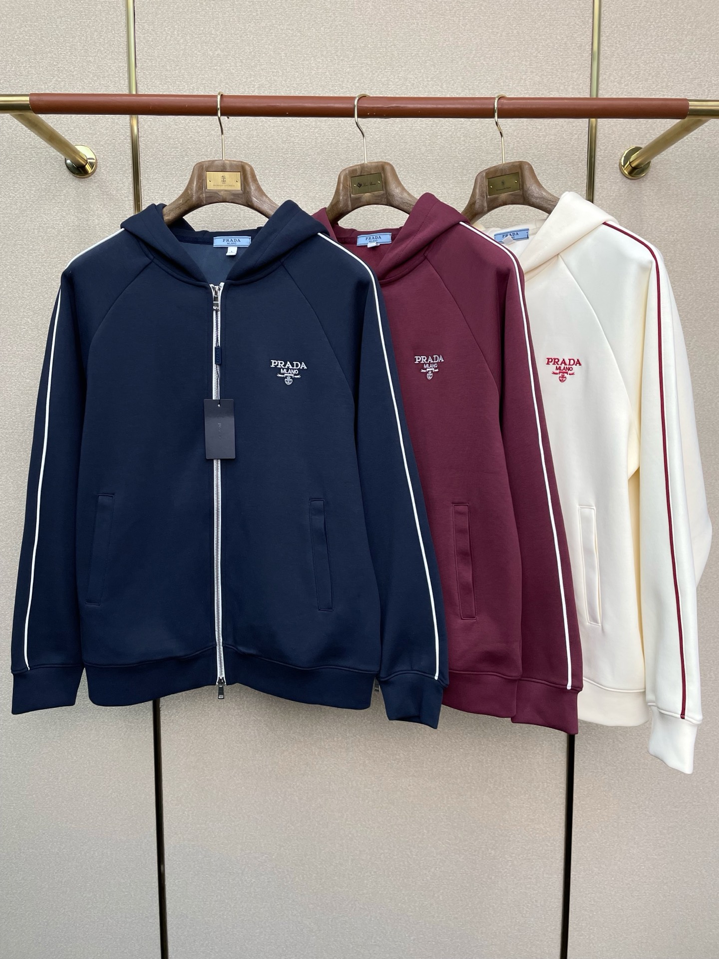 NO:652048,.Prada exclusively provides the latest fashionable zipper sweatshirt jackets. Jackets with classic design and great looks. The quality is impeccable and quality control allows you to buy it directly. It is a high-end product that cannot be faulted! You can feel its powerful aura through the detailed pictures. It has a remarkable effect of gathering heat and keeping warm, so you don’t have to worry about getting a little chilly! Both fashionable and functional, the whole style looks more luxurious! Size M-4XL,,prada,prada,hoodie,sweatshirts,jackets & coats,alexander wang19860909.Prada普拉达独家专供最新时尚拉链卫衣外套 经典设计感与颜值爆棚的外套,品质更是无法挑剔品控可以直接入手,不容过错的高端臻品！通过细节图片便可感受到它强悍的气场,聚温保暖效果显著,完全不用担心会有一点寒意！时尚与功能性兼备,整款显得更加的奢华大气！ 尺码M-4XL,,prada,prada,hoodie,sweatshirts,jackets & coats,alexander wang,Men's clothing