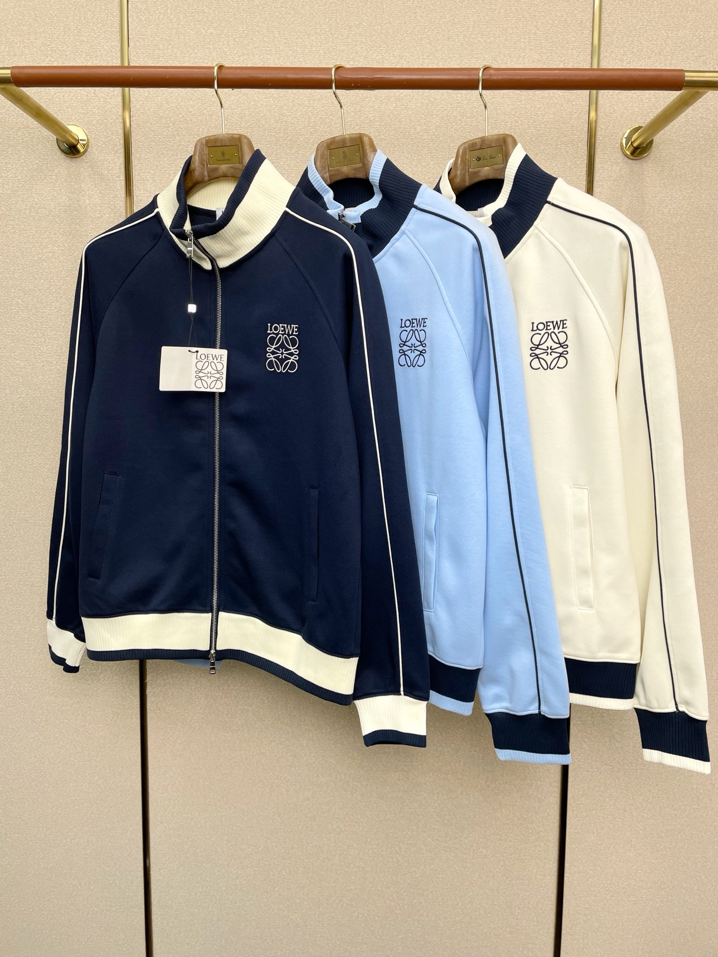 NO:652115,.LOEWE exclusively provides the latest fashion zipper sweatshirt jackets. Jackets with classic design and great looks. The quality is impeccable and quality control allows you to buy it directly. It is a high-end product that cannot be faulted! You can feel its powerful aura through the detailed pictures. It has a remarkable effect of gathering heat and keeping warm, so you don’t have to worry about getting a little chilly! Both fashionable and functional, the whole style looks more luxurious! Size M-4XL,,loewe,loewe,hoodie,sweatshirts,jackets & coats,alexander wang19860909.LOEWE罗意威独家专供最新时尚拉链卫衣外套 经典设计感与颜值爆棚的外套,品质更是无法挑剔品控可以直接入手,不容过错的高端臻品！通过细节图片便可感受到它强悍的气场,聚温保暖效果显著,完全不用担心会有一点寒意！时尚与功能性兼备,整款显得更加的奢华大气！ 尺码M-4XL,,loewe,loewe,hoodie,sweatshirts,jackets & coats,alexander wang,Men's clothing