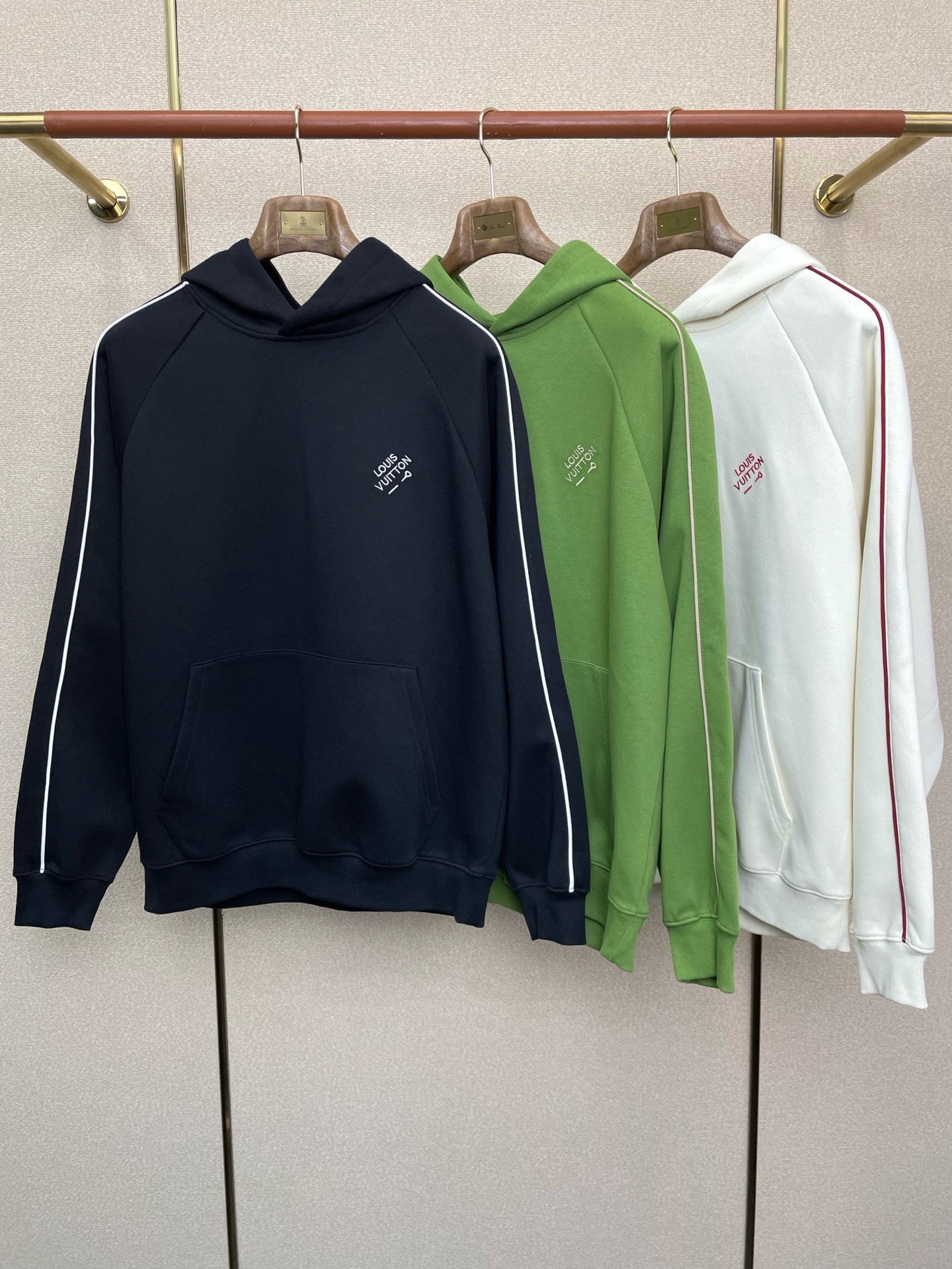 NO:652045,.Louis Vuitton exclusively provides the latest fashionable sweatshirt jackets. Jackets with classic design and great looks. The quality is impeccable and quality control can be purchased directly. It is a high-end product that cannot be faulted! You can feel its powerful aura through the detailed pictures. It has a remarkable effect of gathering heat and keeping warm, so you don’t have to worry about getting a little chilly! Both fashionable and functional, the whole style looks more luxurious! Size M-4XL,,louis vuitton,louis vuitton,hoodie,sweatshirts,jackets & coats,alexander wang19860909.Louis Vuitton路易威登独家专供最新时尚卫衣外套 经典设计感与颜值爆棚的外套,品质更是无法挑剔品控可以直接入手,不容过错的高端臻品！通过细节图片便可感受到它强悍的气场,聚温保暖效果显著,完全不用担心会有一点寒意！时尚与功能性兼备,整款显得更加的奢华大气！ 尺码M-4XL,,louis vuitton,louis vuitton,hoodie,sweatshirts,jackets & coats,alexander wang,Men's clothing