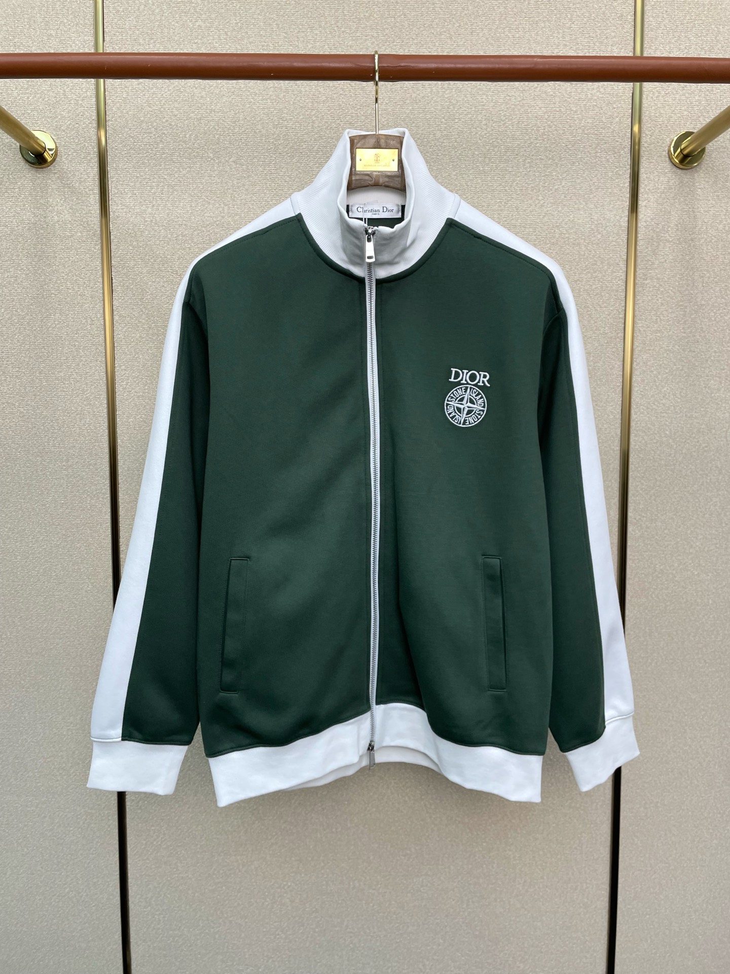 NO:652030,.Dior exclusively offers the latest fashionable zipper stand-collar jackets. Jackets with classic design and great looks. The quality is impeccable and quality control allows you to buy it directly. It is a high-end product that cannot be faulted! You can feel its powerful aura through the detailed pictures. It has a remarkable effect of gathering heat and keeping warm, so you don’t have to worry about getting a little chilly! Both fashionable and functional, the whole style looks more luxurious! Size M-4XL,,dior,dior,jackets & coats,alexander wang19860909.Dior迪奥独家专供最新时尚拉链立领外套 经典设计感与颜值爆棚的外套,品质更是无法挑剔品控可以直接入手,不容过错的高端臻品！通过细节图片便可感受到它强悍的气场,聚温保暖效果显著,完全不用担心会有一点寒意！时尚与功能性兼备,整款显得更加的奢华大气！ 尺码M-4XL,,dior,dior,jackets & coats,alexander wang,Men's clothing