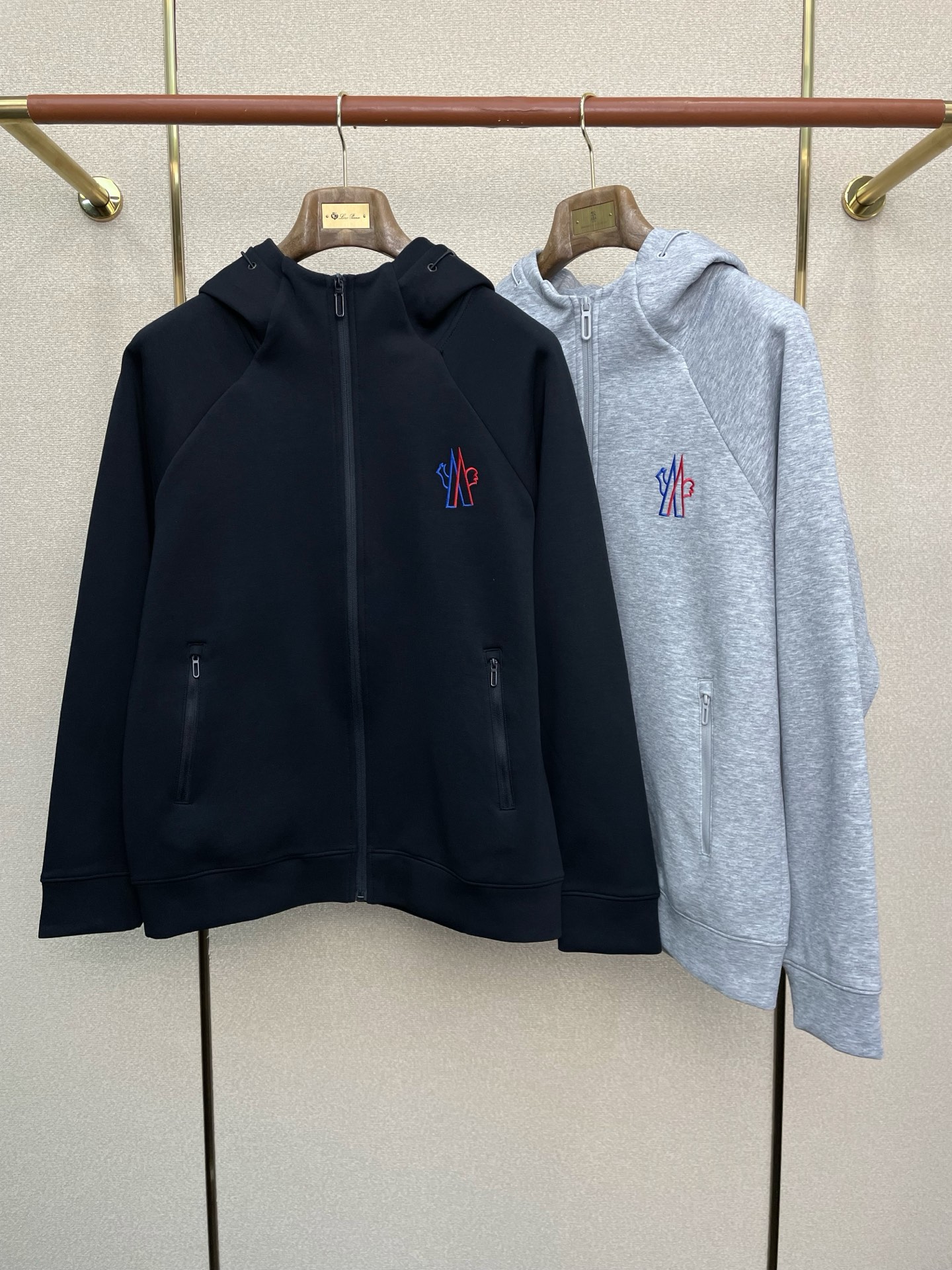 NO:652099,.Moncler only offers the latest fashionable zipper sweatshirt jackets. Jackets with classic design and great looks. The quality is impeccable and quality control allows you to buy it directly. It is a high-end product that cannot be faulted! You can feel its powerful aura through the detailed pictures. It has a remarkable effect of gathering heat and keeping warm, so you don’t have to worry about getting a little chilly! Both fashionable and functional, the whole style looks more luxurious! Size M-4XL,,Moncler,hoodie,sweatshirts,jackets & coats,alexander wang19860909.Moncler蒙口独家专供最新时尚拉链卫衣外套 经典设计感与颜值爆棚的外套,品质更是无法挑剔品控可以直接入手,不容过错的高端臻品！通过细节图片便可感受到它强悍的气场,聚温保暖效果显著,完全不用担心会有一点寒意！时尚与功能性兼备,整款显得更加的奢华大气！ 尺码M-4XL,,Moncler,hoodie,sweatshirts,jackets & coats,alexander wang,Men's clothing
