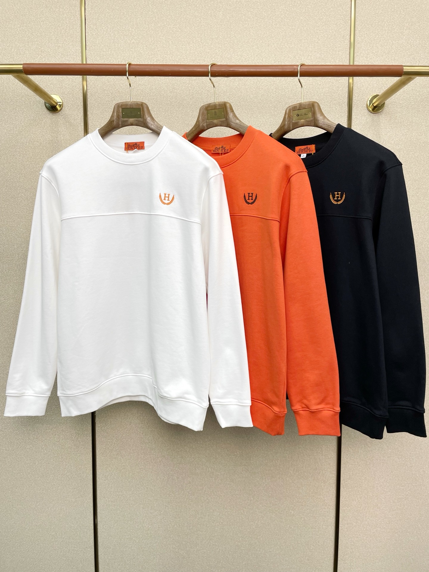 NO:652072,.Hermès exclusively offers new original men's casual sweatshirts. High-end customization. High-end version. Fashionable and versatile imported fabrics. Super soft and delicate feel. Skin-friendly and comfortable to wear. High-end boutique. The upper body is finely made by the factory. It is a must-have item for men. Three complete standards. Size M-4XL,,hermes,hermes,hoodie,sweatshirts,alexander wang19860909.Hermès爱马仕独家专供新款原单男士休闲卫衣 高端定制 高端版本 时尚百搭爆款进口面料 手感超柔软细腻 穿着亲肤舒适 高端精品 代工厂精细做上身非常赞 男士必备单品 三标齐全 码数M-4XL,,hermes,hermes,hoodie,sweatshirts,alexander wang,Men's clothing