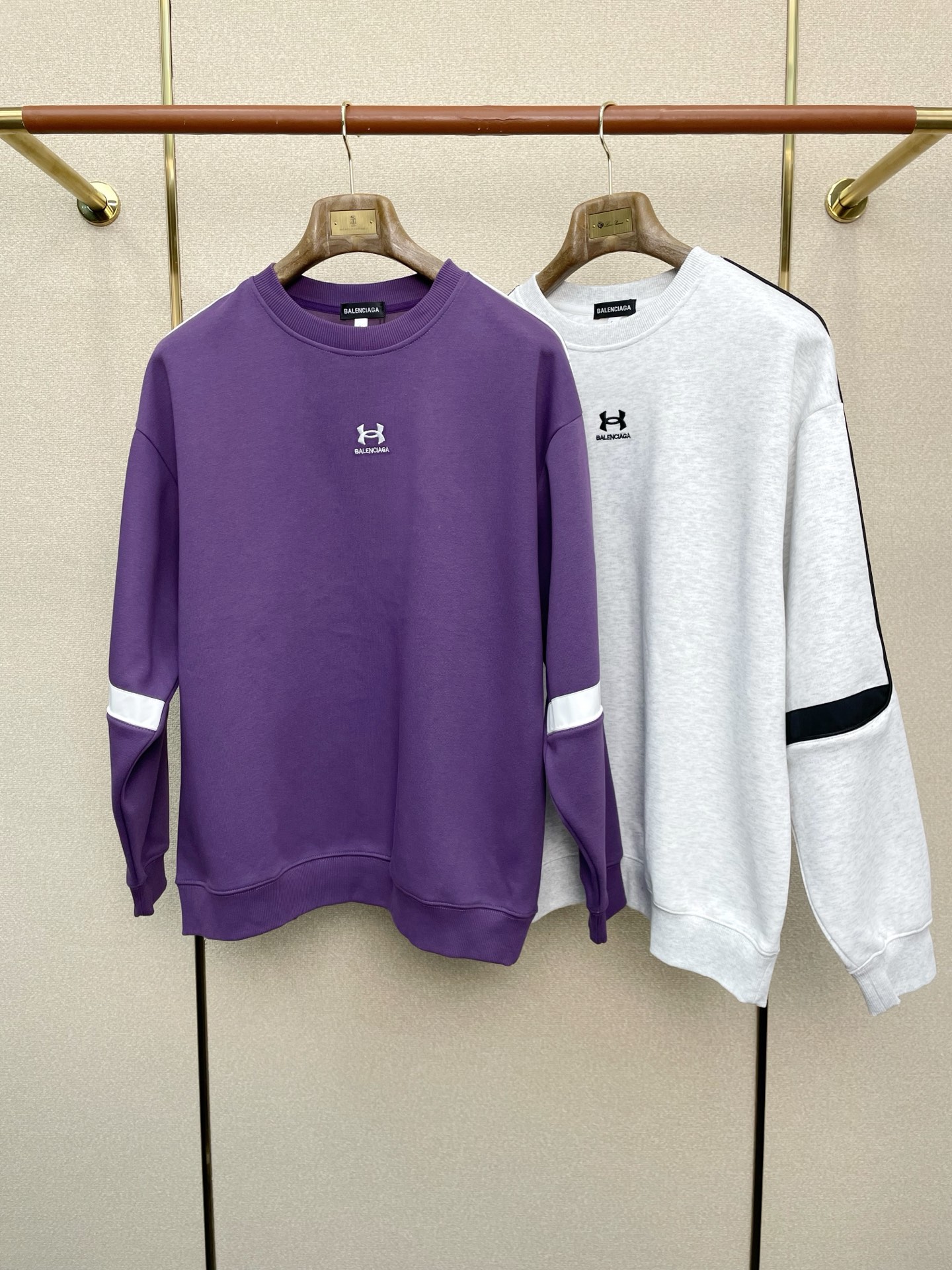 NO:652105,.Balenciaga exclusively supplies new original men's casual sweatshirts. High-end customization. High-end version. Fashionable and versatile imported fabrics. Super soft and delicate feel. Skin-friendly and comfortable to wear. High-end boutique. The upper body is finely made by the factory. It is a must-have item for men. Three standards are complete. Size M-4XL,,balenciaga,balenciaga,hoodie,sweatshirts,alexander wang19860909.Balenciaga巴黎世家独家专供新款原单男士休闲卫衣 高端定制 高端版本 时尚百搭爆款进口面料 手感超柔软细腻 穿着亲肤舒适 高端精品 代工厂精细做上身非常赞 男士必备单品 三标齐全 码数M-4XL,,balenciaga,balenciaga,hoodie,sweatshirts,alexander wang,Men's clothing