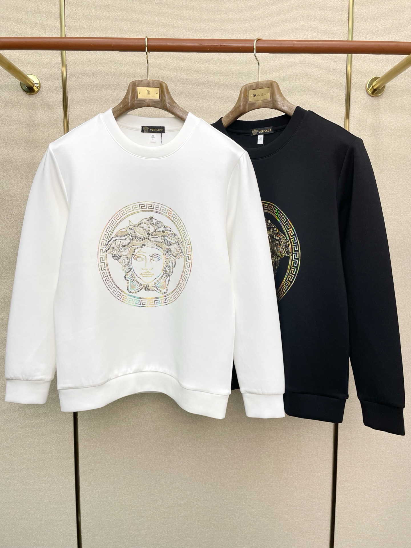 NO:651995,.VERSACE Versace exclusively provides new original men's casual sweatshirts. High-end customization. High-end version. Fashionable and versatile imported fabrics. Super soft and delicate feel. Skin-friendly and comfortable to wear. High-end boutique. The upper body is finely made by the factory. It is a must-have item for men. Three standards are complete. Size M-4XL,,versace,versace,hoodie,sweatshirts,alexander wang19860909.VERSACE范思哲独家专供新款原单男士休闲卫衣 高端定制 高端版本 时尚百搭爆款进口面料 手感超柔软细腻 穿着亲肤舒适 高端精品 代工厂精细做上身非常赞 男士必备单品 三标齐全 码数M-4XL,,versace,versace,hoodie,sweatshirts,alexander wang,Men's clothing