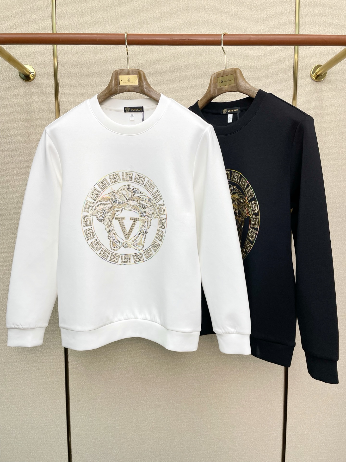 NO:652038,.VERSACE Versace exclusively provides new original men's casual sweatshirts. High-end customization. High-end version. Fashionable and versatile imported fabrics. Super soft and delicate feel. Skin-friendly and comfortable to wear. High-end boutique. The upper body is finely made by the factory. It is a must-have item for men. Three standards are complete. Size M-4XL,,versace,versace,hoodie,sweatshirts,alexander wang19860909.VERSACE范思哲独家专供新款原单男士休闲卫衣 高端定制 高端版本 时尚百搭爆款进口面料 手感超柔软细腻 穿着亲肤舒适 高端精品 代工厂精细做上身非常赞 男士必备单品 三标齐全 码数M-4XL,,versace,versace,hoodie,sweatshirts,alexander wang,Men's clothing
