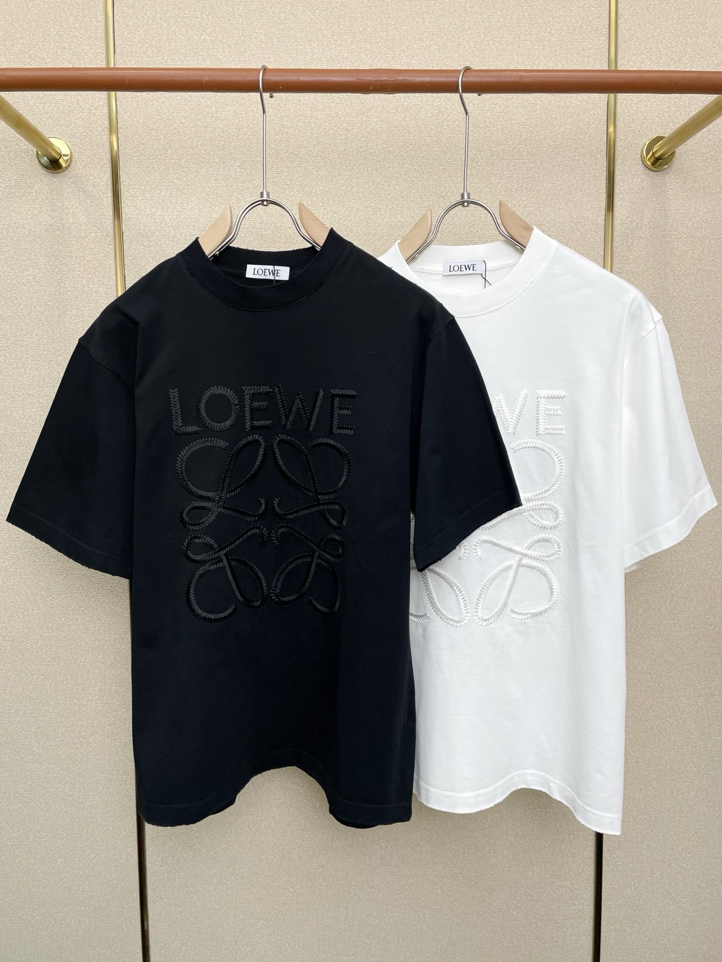 NO:652073,.LOEWE Loewe exclusively supplies new original men's casual spring and summer short sleeves. High-end customization. High-end version. Fashionable and versatile imported fabrics. Super soft and delicate feel. Skin-friendly and comfortable to wear. High-end boutique. The upper body is finely made by the factory. It is a must-have item for men. Three labels are complete. Size 48-54,,loewe,loewe,T-shirt,alexander wang19860909.LOEWE罗意威独家专供新款原单男士休闲春夏短袖 高端定制 高端版本 时尚百搭爆款进口面料 手感超柔软细腻 穿着亲肤舒适 高端精品 代工厂精细做上身非常赞 男士必备单品 三标齐全 码数48-54,,loewe,loewe,T-shirt,alexander wang,Men's clothing