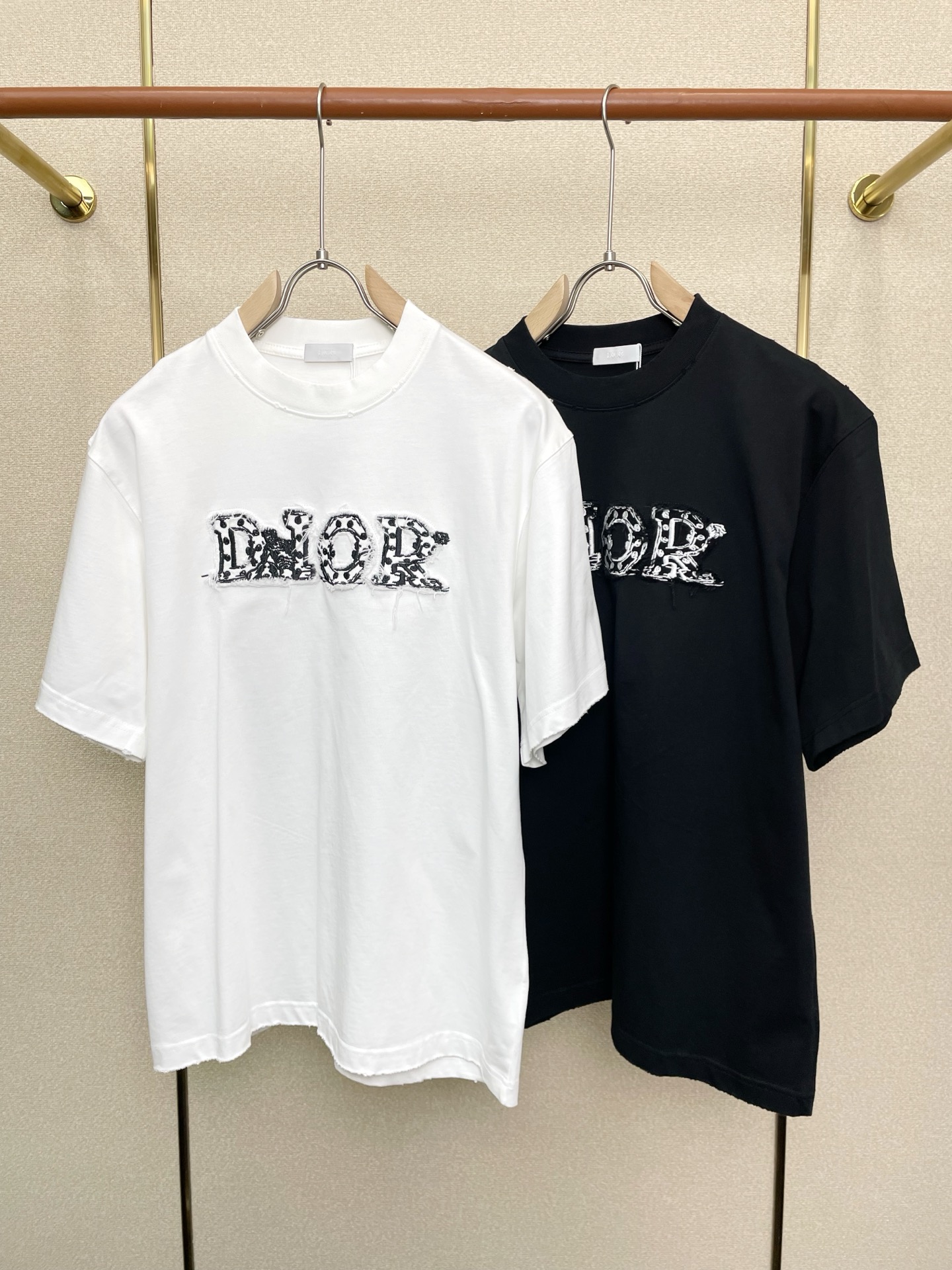 NO:652082,.Dior Dior exclusively provides new original single men's casual spring and summer short sleeves. High-end customization. High-end version. Fashionable and versatile imported fabrics. Super soft and delicate feel. Skin-friendly and comfortable to wear. High-end boutique. The upper body is finely made by the factory. It is a must-have item for men. Three standards are complete. Size 48-54, dior, dior, T-shirt, alexander wang19860909.Dior迪奥独家专供新款原单男士休闲春夏短袖 高端定制 高端版本 时尚百搭爆款进口面料 手感超柔软细腻 穿着亲肤舒适 高端精品 代工厂精细做上身非常赞 男士必备单品 三标齐全 码数48-54,,dior,dior,T-shirt,alexander wang,Men's clothing