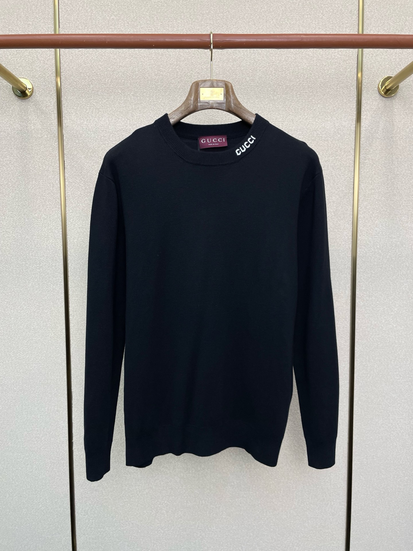 NO:652056,.Gucci Gucci exclusively supplies new original men's casual sweaters. High-end customization. High-end version. Fashionable and versatile imported fabrics. Super soft and delicate feel. Skin-friendly and comfortable to wear. High-end boutique. The upper body is exquisitely made by the factory. A must-have item for men. Complete with three labels. Size 46-54,,gucci,gucci,sweaters,alexander wang19860909.Gucci古驰独家专供新款原单男士休闲毛衣 高端定制 高端版本 时尚百搭爆款进口面料 手感超柔软细腻 穿着亲肤舒适 高端精品 代工厂精细做上身非常赞 男士必备单品 三标齐全 码数46-54,,gucci,gucci,sweaters,alexander wang,Men's clothing