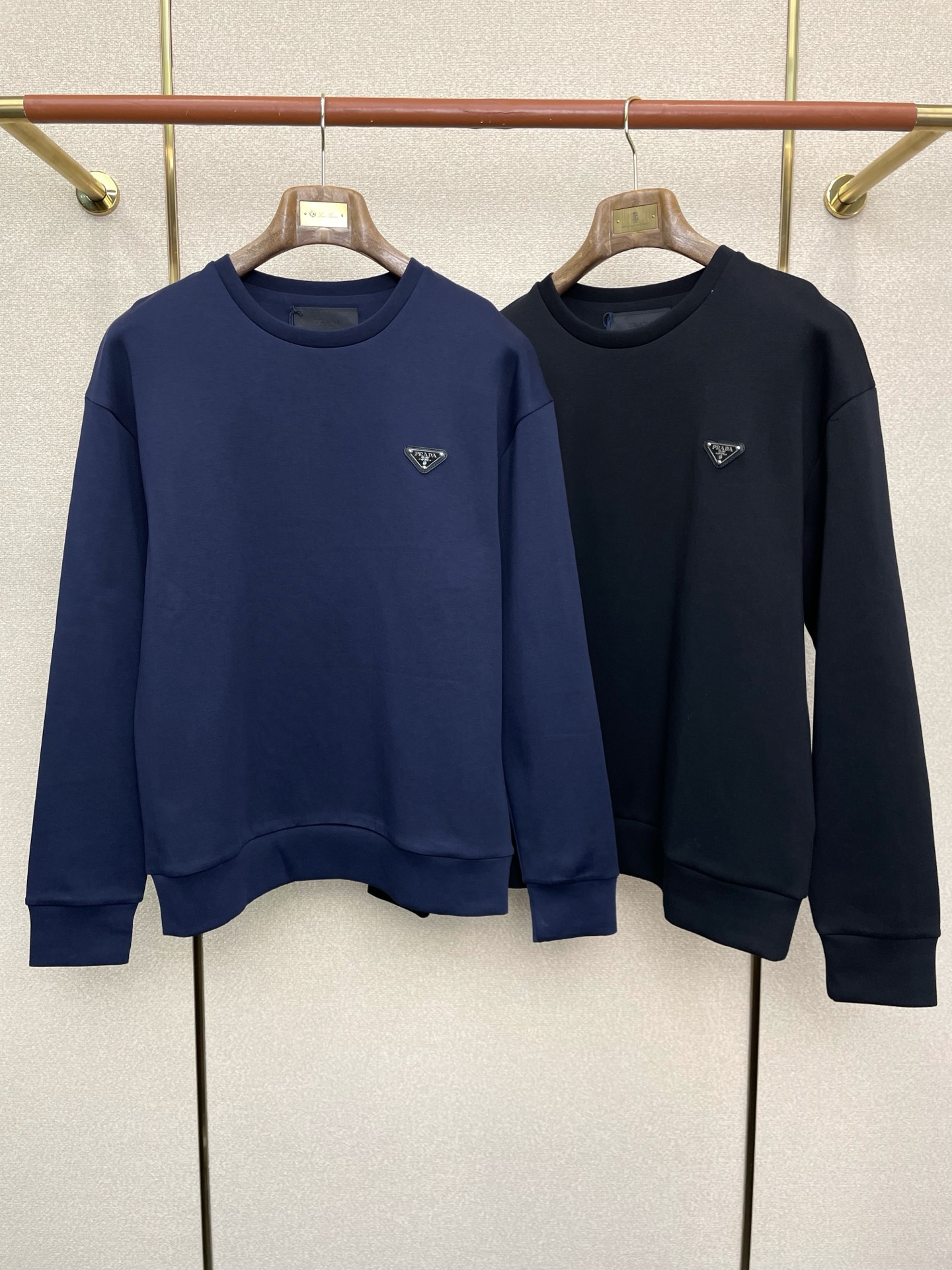 NO:652097,.Prada exclusively supplies new original men's casual sweatshirts, high-end customization, high-end versions, fashionable and versatile imported fabrics, super soft and delicate to the touch, skin-friendly and comfortable to wear, high-end boutique, the upper body is exquisitely made by the factory, a must-have item for men, complete with three standards, size S-2XL,, prada, prada, hoodie, sweatshirts, alexander wang19860909.Prada普拉达独家专供新款原单男士休闲卫衣 高端定制 高端版本 时尚百搭爆款进口面料 手感超柔软细腻 穿着亲肤舒适 高端精品 代工厂精细做上身非常赞 男士必备单品 三标齐全 码数S-2XL,,prada,prada,hoodie,sweatshirts,alexander wang,Men's clothing