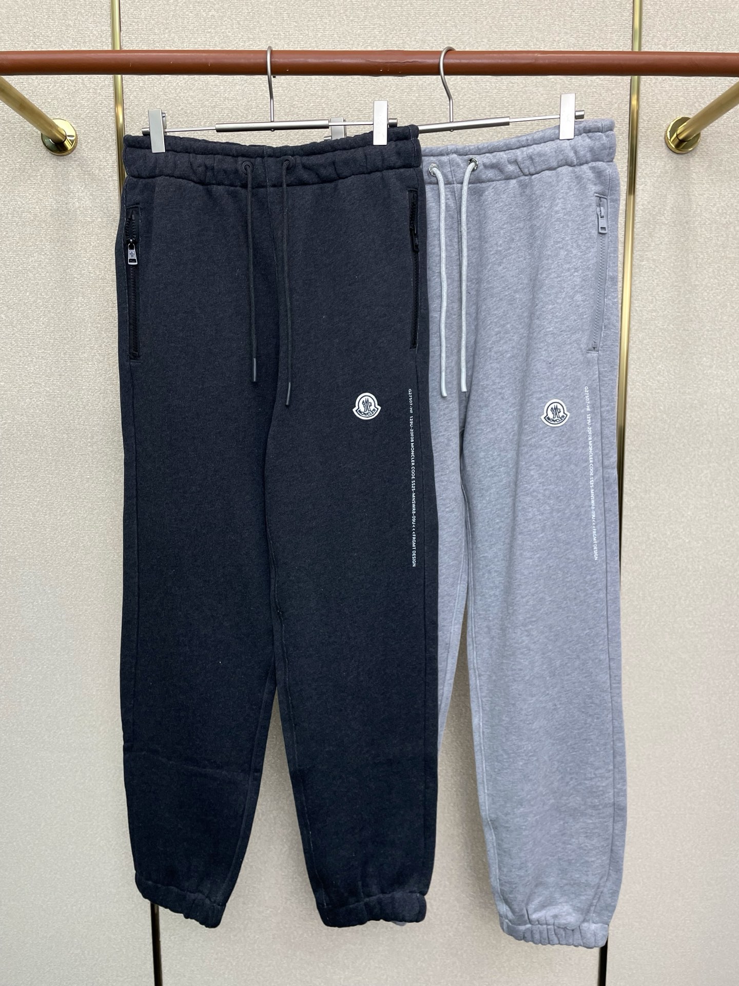 NO:651994,.Moncler exclusively offers new original men's casual pants. High-end customization. High-end version. Fashionable and versatile imported fabrics. Super soft and delicate feel. Skin-friendly and comfortable to wear. High-end boutique. The upper body is finely made by the factory. It is a must-have item for men. Three complete standards. Size S-2XL, Moncler, alexander wang19860909.Moncler蒙口独家专供新款原单男士休闲裤 高端定制 高端版本 时尚百搭爆款进口面料 手感超柔软细腻 穿着亲肤舒适 高端精品 代工厂精细做上身非常赞 男士必备单品 三标齐全 码数S-2XL,,Moncler,alexander wang,Men's clothing