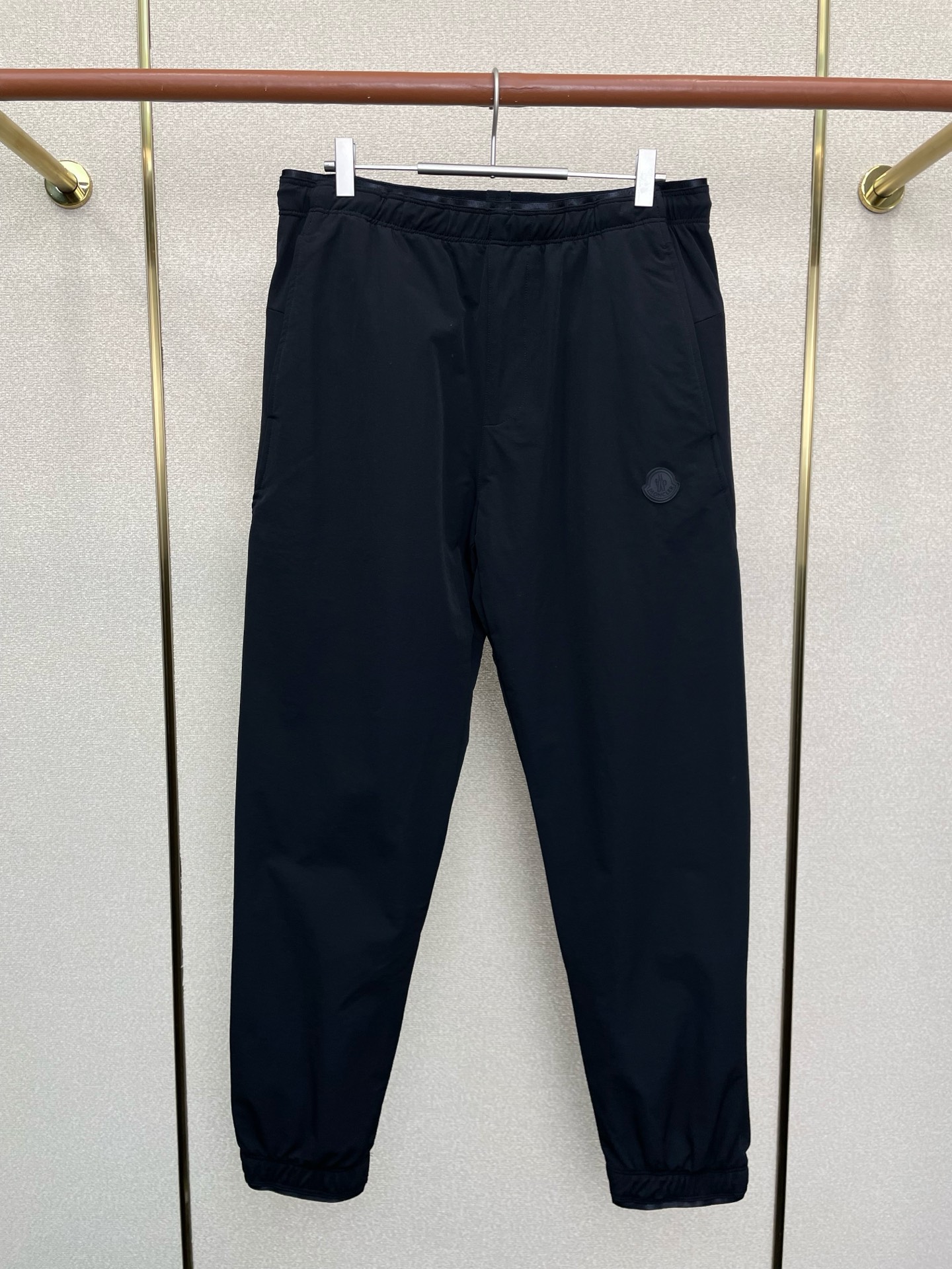 NO:651970,.Moncler exclusively offers new original men's casual pants. High-end customization. High-end version. Fashionable and versatile imported fabrics. Super soft and delicate feel. Skin-friendly and comfortable to wear. High-end boutique. The upper body is exquisitely made by the factory. A must-have item for men. Complete with three standards. Size M-2XL, Moncler, alexander wang19860909.Moncler蒙口独家专供新款原单男士休闲裤 高端定制 高端版本 时尚百搭爆款进口面料 手感超柔软细腻 穿着亲肤舒适 高端精品 代工厂精细做上身非常赞 男士必备单品 三标齐全 码数M-2XL,,Moncler,alexander wang,Men's clothing