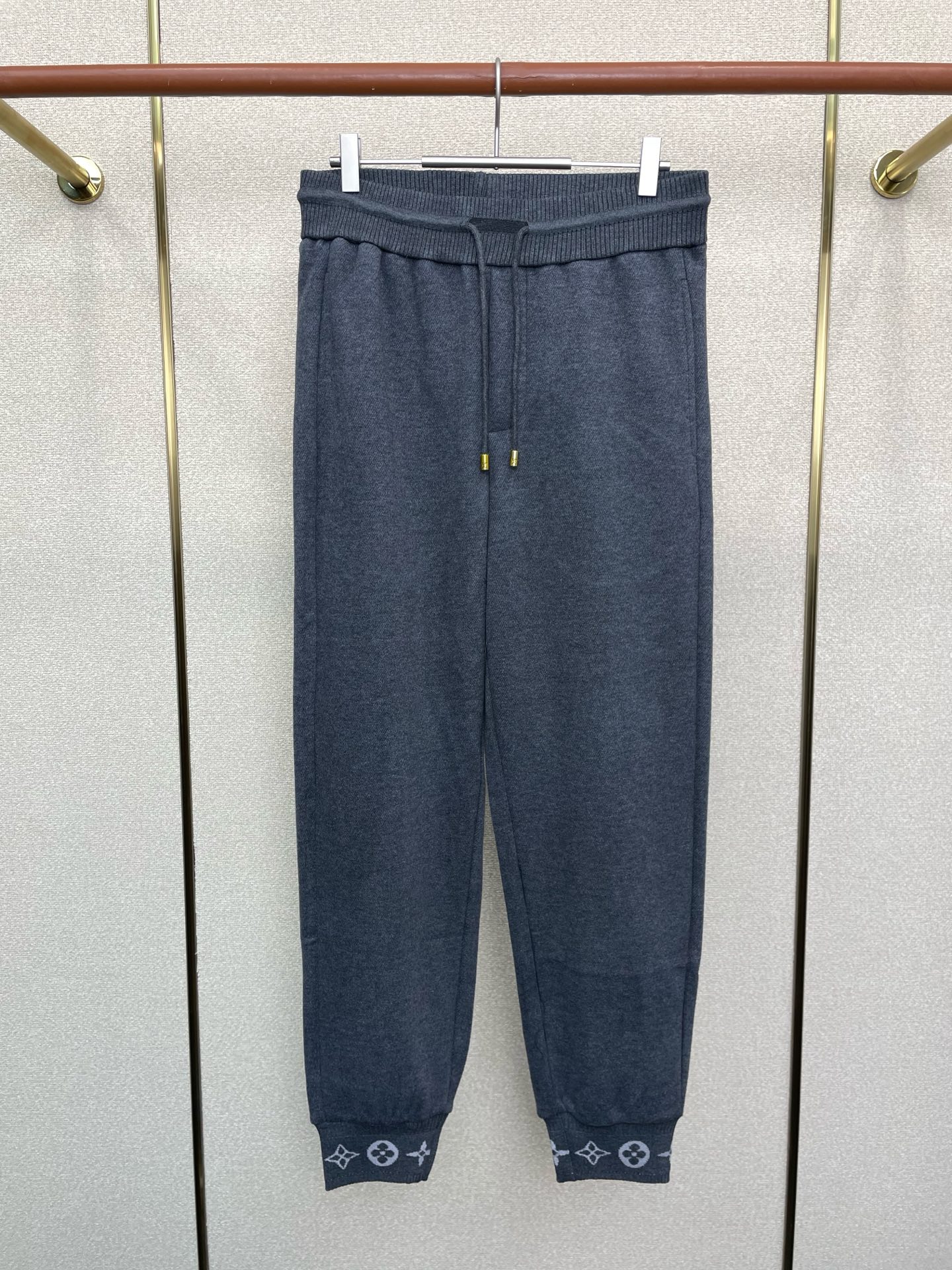 NO:651982,.Louis Vuitton exclusively supplies new original men's casual pants. High-end customization. High-end version. Fashionable and versatile imported fabrics. Super soft and delicate feel. Skin-friendly and comfortable to wear. High-end boutique. The upper body is finely made by the factory. It is a must-have item for men. Three standards are complete. Size S-2XL,,louis vuitton,louis vuitton,alexander wang19860909.Louis Vuitton路易威登独家专供新款原单男士休闲裤 高端定制 高端版本 时尚百搭爆款进口面料 手感超柔软细腻 穿着亲肤舒适 高端精品 代工厂精细做上身非常赞 男士必备单品 三标齐全 码数S-2XL,,louis vuitton,louis vuitton,alexander wang,Men's clothing