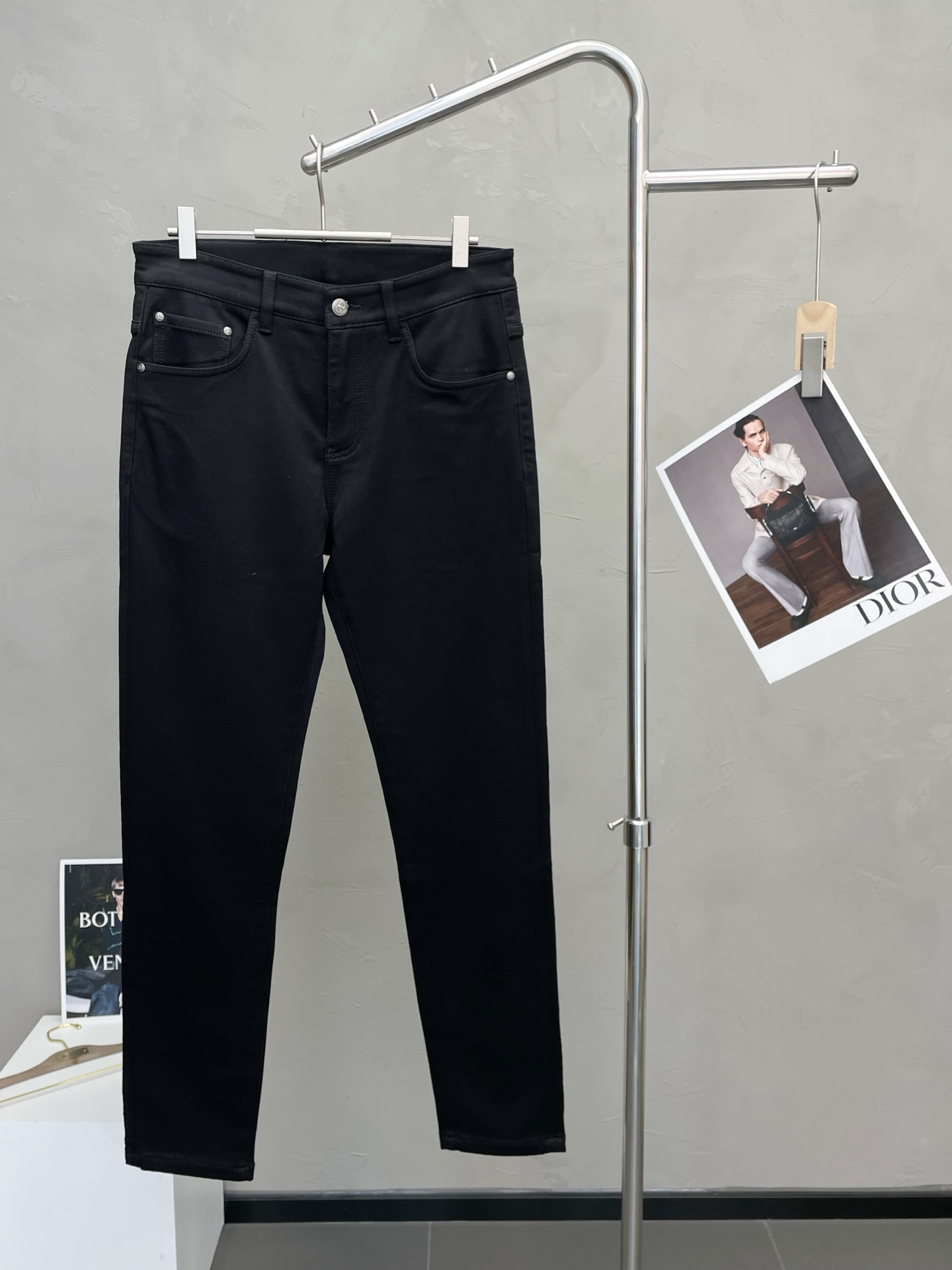 NO:651943,.VALENTINO Valentino exclusively offers high-end versions of new casual jeans!  Custom-made fabrics at the counter are highly breathable and comfortable, with impeccable details and brand element design concepts, reflecting high quality. It feels delicate and soft!  It presents a casual cut and the upper body shape is awesome!  Code number 29-36,,valentino,valentino,jeans,alexander wang19860909.VALENTINO华伦天奴独家专供新款休闲牛仔裤高端版本！专柜定制面料 透气舒适度高,细节无可挑剔,品牌元素设计理念,体现高品质.手感细腻柔软！呈现休闲裁剪,上身版型超赞！ 码数29-36,,valentino,valentino,jeans,alexander wang,Men's clothing