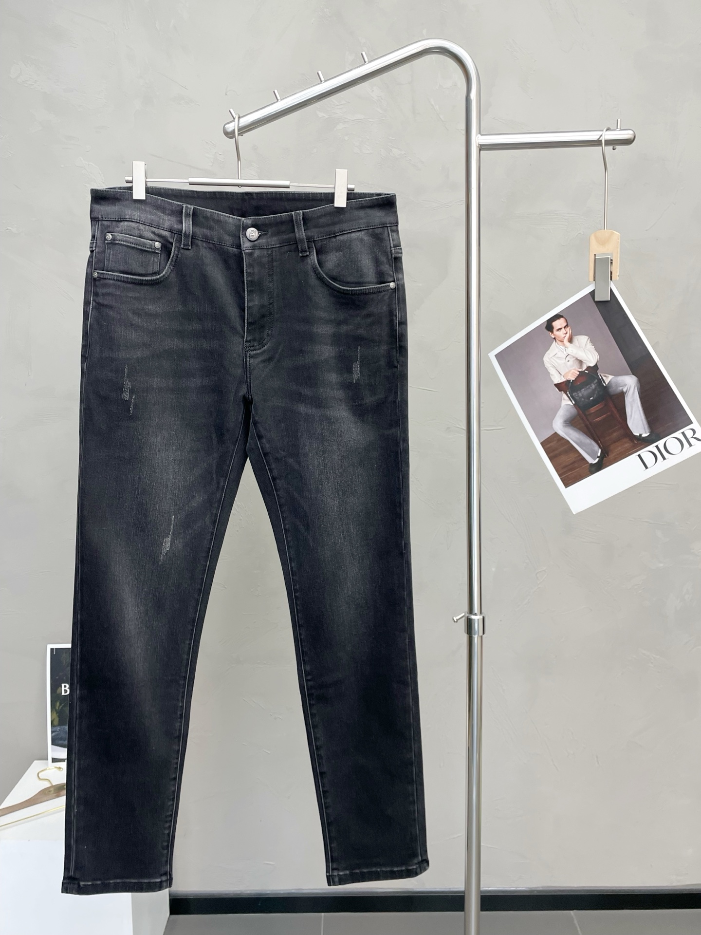 NO:651937,.VALENTINO Valentino exclusively offers high-end versions of new casual jeans!  Custom-made fabrics at the counter are highly breathable and comfortable, with impeccable details and brand element design concepts, reflecting high quality. It feels delicate and soft!  It presents a casual cut and the upper body shape is awesome!  Code number 29-38,,valentino,valentino,jeans,alexander wang19860909.VALENTINO华伦天奴独家专供新款休闲牛仔裤高端版本！专柜定制面料 透气舒适度高,细节无可挑剔,品牌元素设计理念,体现高品质.手感细腻柔软！呈现休闲裁剪,上身版型超赞！ 码数29-38,,valentino,valentino,jeans,alexander wang,Men's clothing