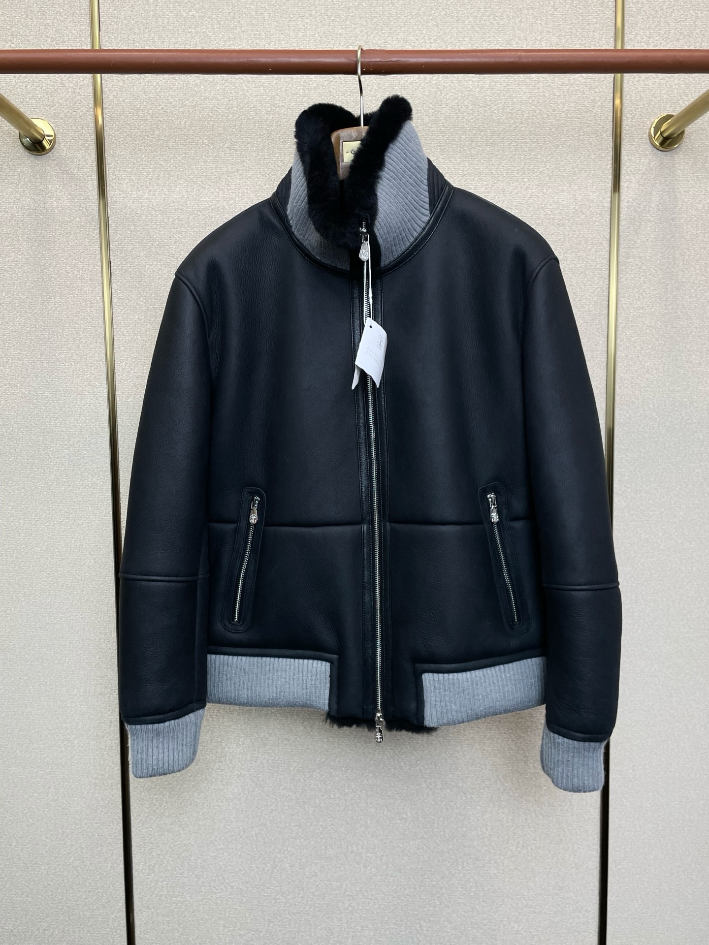 NO:652106,.Leather jacket-BC-Brunello Cucineli Brunello Cucineli exclusively provides the latest leather jackets, stand-up collar double zipper leather jackets, imported leather and imported fabrics. The quality is impeccable and quality control can be purchased directly. High-end products that cannot be faulted! You can feel its powerful aura through the detailed pictures. It has a remarkable effect of gathering heat and keeping warm, so you don’t have to worry about getting a little chilly! Both fashionable and functional, the whole style looks more luxurious! Size M-3XL,,brunello cucinelli,jackets & coats,jackets & coats,leather jacket,alexander wang19860909.皮衣-BC-Brunello Cucineli 布鲁内洛 库奇内利独家专供最新皮夹克外套 立领双拉链皮衣外套 进口皮进口面料 品质更是无法挑剔品控可以直接入手,不容过错的高端臻品！通过细节图片便可感受到它强悍的气场,聚温保暖效果显著,完全不用担心会有一点寒意！时尚与功能性兼备,整款显得更加的奢华大气！ 尺码M-3XL,,brunello cucinelli,jackets & coats,jackets & coats,leather jacket,alexander wang,Men's clothing