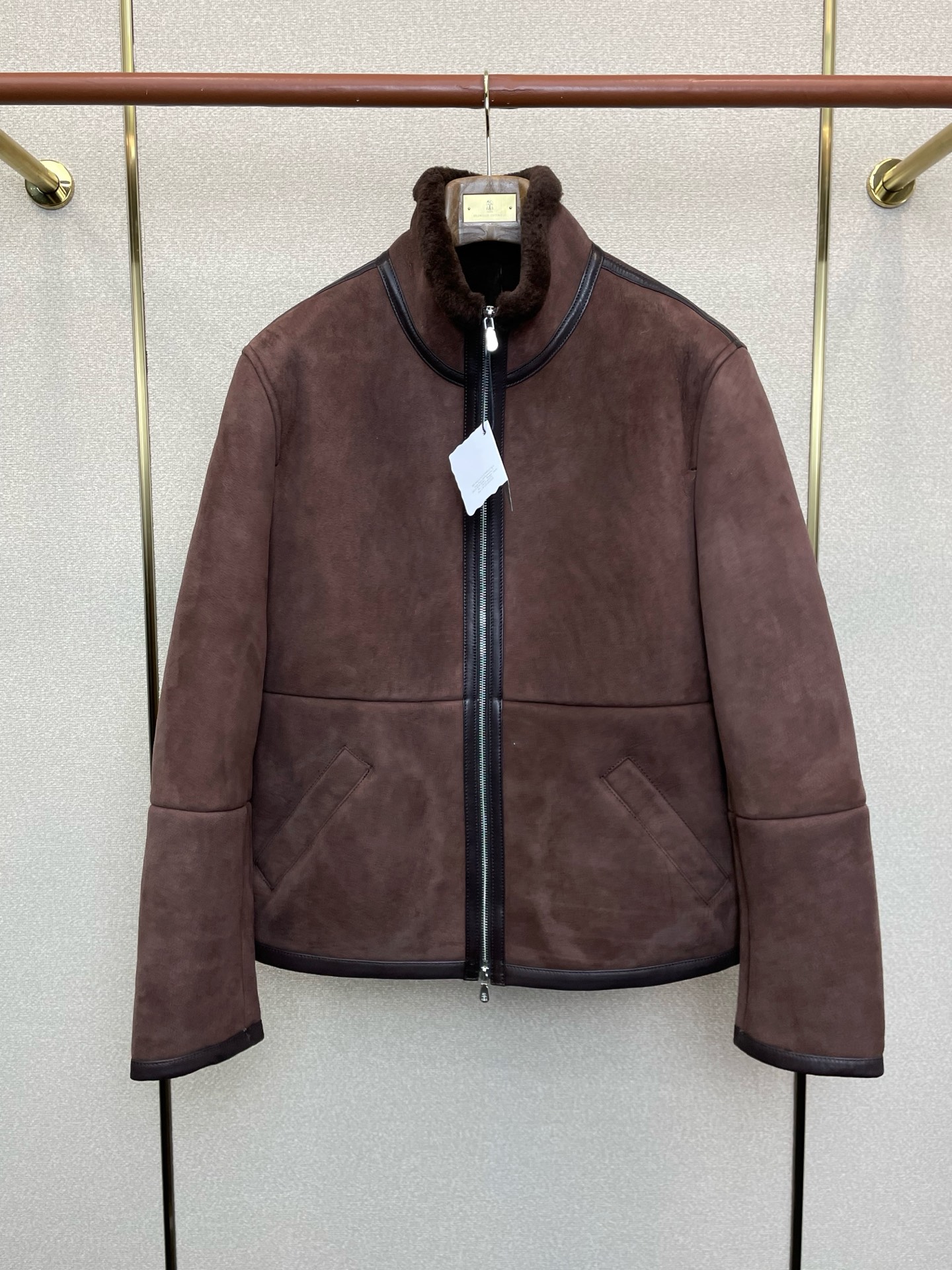 NO:652091,.Leather jacket-BC-Brunello Cucineli Brunello Cucineli exclusively provides the latest leather jackets, stand-up collar double zipper leather jackets, imported leather and imported fabrics. The quality is impeccable and quality control can be purchased directly. High-end products that cannot be faulted! You can feel its powerful aura through the detailed pictures. It has a remarkable effect of gathering heat and keeping warm, so you don’t have to worry about getting a little chilly! Both fashionable and functional, the whole style looks more luxurious! Size M-3XL,,brunello cucinelli,jackets & coats,jackets & coats,leather jacket,alexander wang19860909.皮衣-BC-Brunello Cucineli 布鲁内洛 库奇内利独家专供最新皮夹克外套 立领双拉链皮衣外套 进口皮进口面料 品质更是无法挑剔品控可以直接入手,不容过错的高端臻品！通过细节图片便可感受到它强悍的气场,聚温保暖效果显著,完全不用担心会有一点寒意！时尚与功能性兼备,整款显得更加的奢华大气！ 尺码M-3XL,,brunello cucinelli,jackets & coats,jackets & coats,leather jacket,alexander wang,Men's clothing