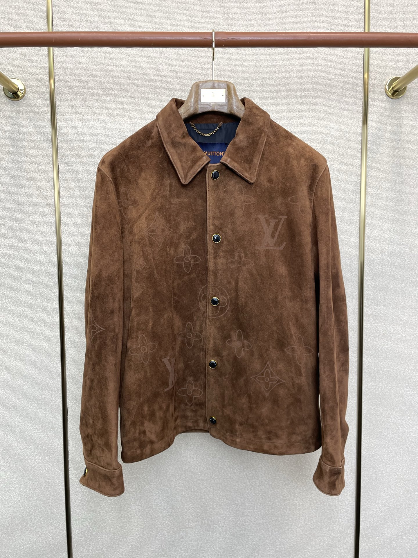 NO:652067,.Leather clothing-Louis Vuitton exclusively provides the latest leather jackets, lapel snap-button leather jackets, imported leather and imported fabrics. The quality is impeccable and quality control can be purchased directly. High-end products that cannot be faulted! You can feel its powerful aura through the detailed pictures. It has a remarkable effect of gathering heat and keeping warm, so you don’t have to worry about getting a little chilly! Both fashionable and functional, the whole style looks more luxurious! Size M-3XL,,louis vuitton,louis vuitton,jackets & coats,jackets & coats,leather jacket,alexander wang19860909.皮衣-Louis Vuitton路易威登独家专供最新皮夹克外套 翻领按扣皮衣外套 进口皮进口面料 品质更是无法挑剔品控可以直接入手,不容过错的高端臻品！通过细节图片便可感受到它强悍的气场,聚温保暖效果显著,完全不用担心会有一点寒意！时尚与功能性兼备,整款显得更加的奢华大气！ 尺码M-3XL,,louis vuitton,louis vuitton,jackets & coats,jackets & coats,leather jacket,alexander wang,Men's clothing