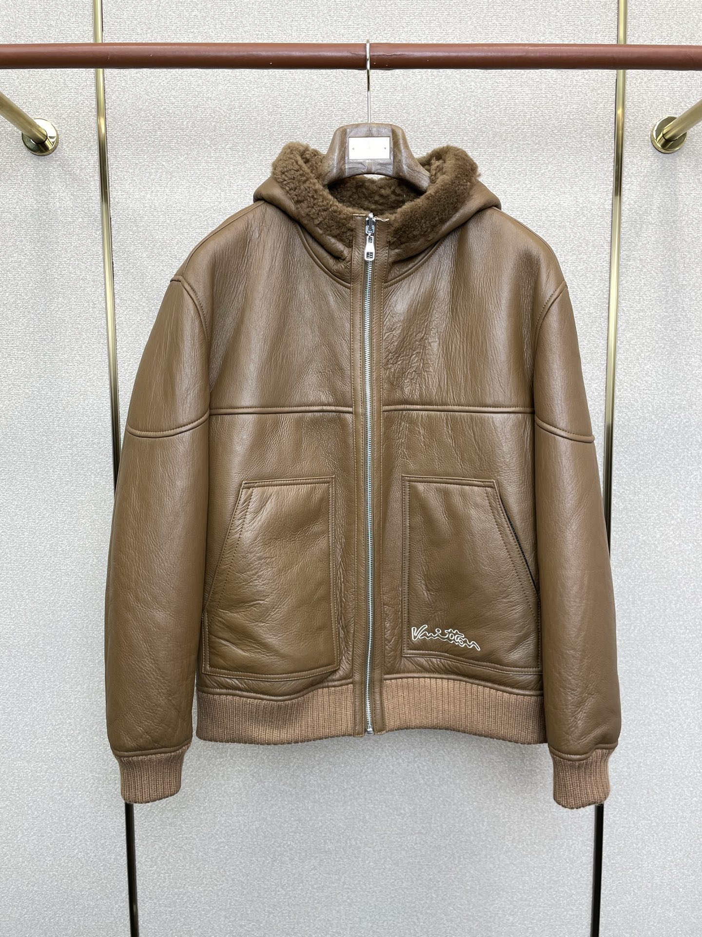 NO:654639,.Leather jackets - Louis Vuitton exclusively provides the latest leather jackets, reversible leather jackets, polar fleece leather jackets, imported leather and imported fabrics. The quality is impeccable and quality control can be purchased directly. High-end products that cannot be faulted! You can feel its powerful aura through the detailed pictures. It has a remarkable effect of gathering heat and keeping warm, so you don’t have to worry about getting a little chilly! Both fashionable and functional, the whole style looks more luxurious! Size M-3XL,,louis vuitton,louis vuitton,jackets & coats,jackets & coats,leather jacket,alexander wang19860909.皮衣-Louis Vuitton路易威登独家专供最新皮夹克外套 双面穿皮衣外套 摇粒绒皮衣外套 进口皮进口面料 品质更是无法挑剔品控可以直接入手,不容过错的高端臻品！通过细节图片便可感受到它强悍的气场,聚温保暖效果显著,完全不用担心会有一点寒意！时尚与功能性兼备,整款显得更加的奢华大气！ 尺码M-3XL,,louis vuitton,louis vuitton,jackets & coats,jackets & coats,leather jacket,alexander wang,Men's clothing