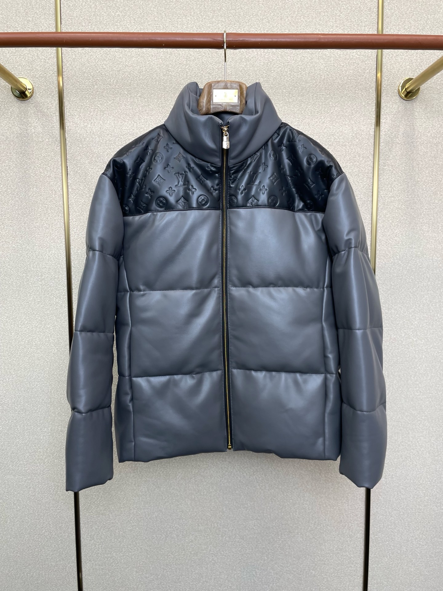 NO:652083,.Leather clothing - Louis Vuitton exclusively provides the latest leather down jackets, stand-up collar zipper leather jackets, imported leather and imported fabrics. The quality is impeccable and quality control can be purchased directly. High-end products that cannot be faulted! You can feel its powerful aura through the detailed pictures. It has a remarkable effect of gathering heat and keeping warm, so you don’t have to worry about getting a little chilly! Both fashionable and functional, the whole style looks more luxurious! Size M-3XL,,louis vuitton,louis vuitton,jackets & coats,leather jacket,down jacket,alexander wang19860909.皮衣-Louis Vuitton路易威登独家专供最新皮衣羽绒服外套 立领拉链皮衣外套 进口皮进口面料 品质更是无法挑剔品控可以直接入手,不容过错的高端臻品！通过细节图片便可感受到它强悍的气场,聚温保暖效果显著,完全不用担心会有一点寒意！时尚与功能性兼备,整款显得更加的奢华大气！ 尺码M-3XL,,louis vuitton,louis vuitton,jackets & coats,leather jacket,down jacket,alexander wang,Men's clothing