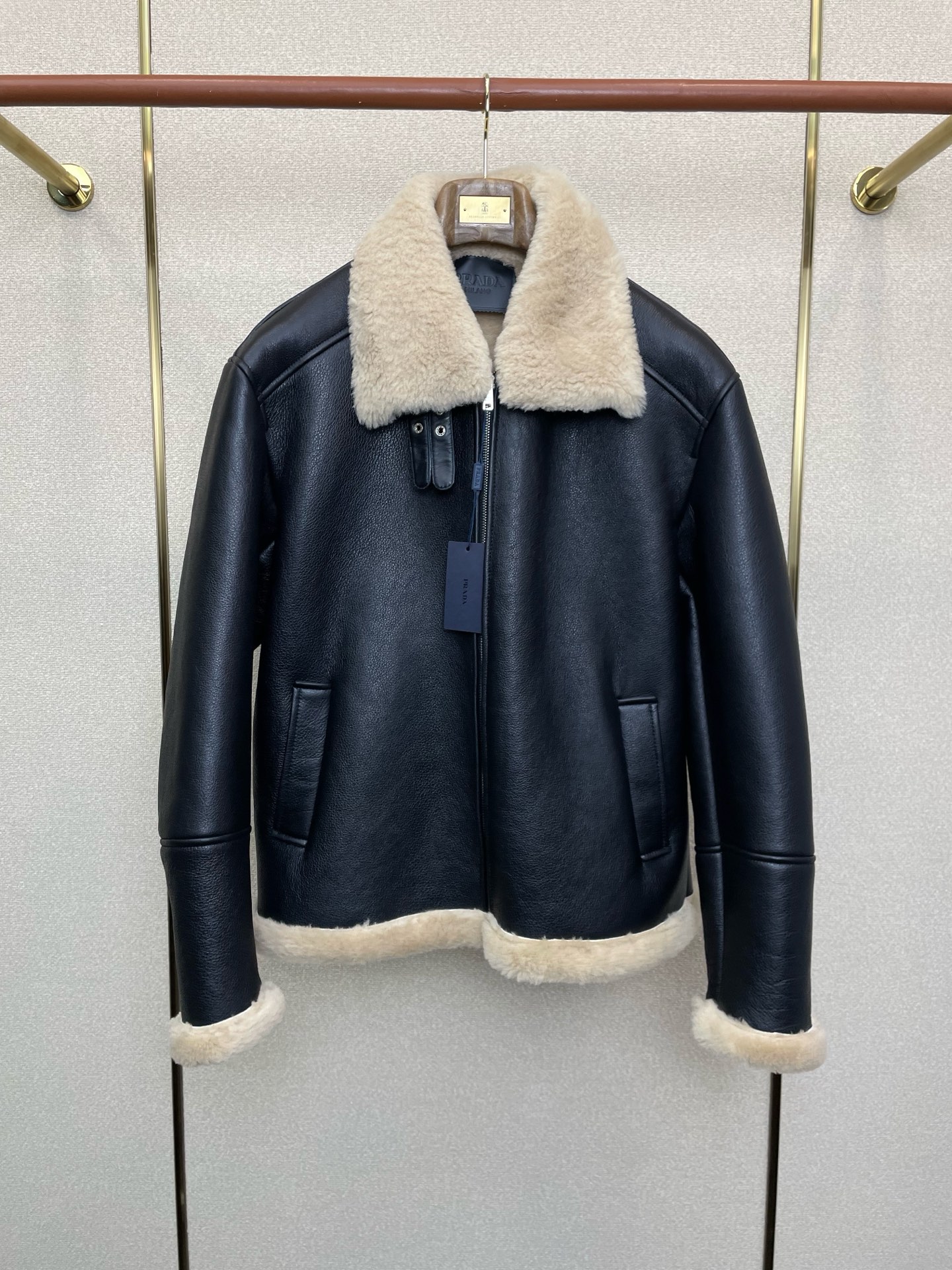 NO:654644,.Leather jackets - Prada exclusively provides the latest leather jackets, lapel polar fleece leather jackets, imported leather and imported fabrics. The quality is impeccable and the quality control can be purchased directly. High-end products that cannot be faulted! You can feel its powerful aura through the detailed pictures. It has a remarkable effect of gathering heat and keeping warm, so you don’t have to worry about getting a little chilly! Both fashionable and functional, the whole style looks more luxurious! Size M-3XL,,prada,prada,jackets & coats,leather jacket,alexander wang19860909.皮衣- Prada普拉达独家专供最新皮衣外套 翻领摇粒绒皮衣外套 进口皮进口面料 品质更是无法挑剔品控可以直接入手,不容过错的高端臻品！通过细节图片便可感受到它强悍的气场,聚温保暖效果显著,完全不用担心会有一点寒意！时尚与功能性兼备,整款显得更加的奢华大气！ 尺码M-3XL,,prada,prada,jackets & coats,leather jacket,alexander wang,Men's clothing