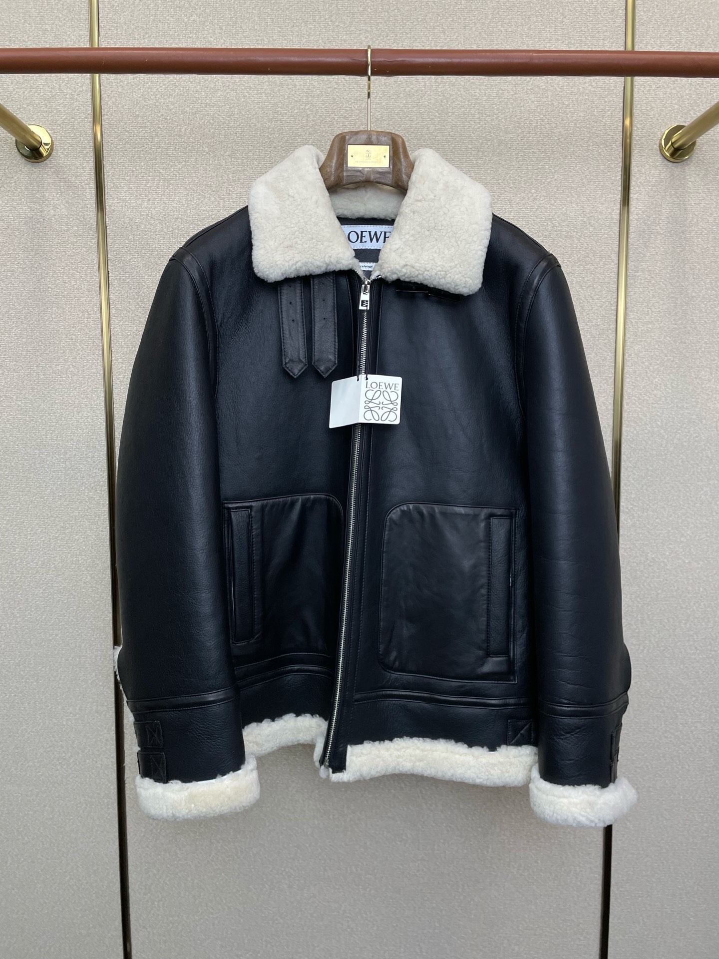 NO:654634,.Leather jackets - LOEWE exclusively provides the latest leather jackets, lapel polar fleece leather jackets, imported leather and imported fabrics. The quality is impeccable and the quality control can be purchased directly. High-end products that cannot be faulted! You can feel its powerful aura through the detailed pictures. It has a remarkable effect of gathering heat and keeping warm, so you don’t have to worry about getting a little chilly! Both fashionable and functional, the whole style looks more luxurious! Size M-3XL,,loewe,loewe,jackets & coats,leather jacket,alexander wang19860909.皮衣-LOEWE罗意威独家专供最新皮衣外套 翻领摇粒绒皮衣外套 进口皮进口面料 品质更是无法挑剔品控可以直接入手,不容过错的高端臻品！通过细节图片便可感受到它强悍的气场,聚温保暖效果显著,完全不用担心会有一点寒意！时尚与功能性兼备,整款显得更加的奢华大气！ 尺码M-3XL,,loewe,loewe,jackets & coats,leather jacket,alexander wang,Men's clothing