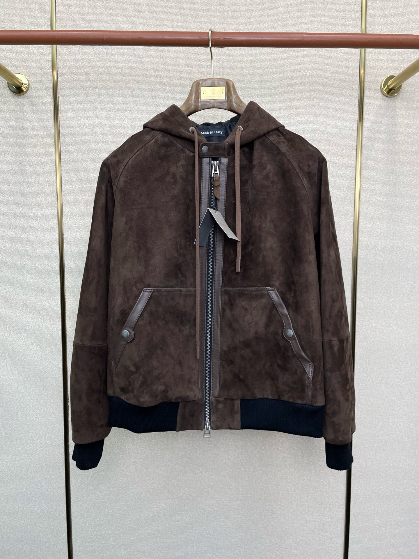 NO:652074,.Leather jacket-TOM FORD Tom Ford exclusively provides the latest leather jackets, hooded leather jackets, imported leather and imported fabrics. The quality is impeccable and the quality control can be purchased directly. High-end products that cannot be faulted! You can feel its powerful aura through the detailed pictures. It has a remarkable effect of gathering heat and keeping warm, so you don’t have to worry about getting a little chilly! Both fashionable and functional, the whole style looks more luxurious! Size M-3XL,,tom ford,jackets & coats,leather jacket,hats,alexander wang19860909.皮衣-TOM FORD汤姆福特独家专供最新皮衣外套 连帽皮衣外套 进口皮进口面料 品质更是无法挑剔品控可以直接入手,不容过错的高端臻品！通过细节图片便可感受到它强悍的气场,聚温保暖效果显著,完全不用担心会有一点寒意！时尚与功能性兼备,整款显得更加的奢华大气！ 尺码M-3XL,,tom ford,jackets & coats,leather jacket,hats,alexander wang,Men's clothing