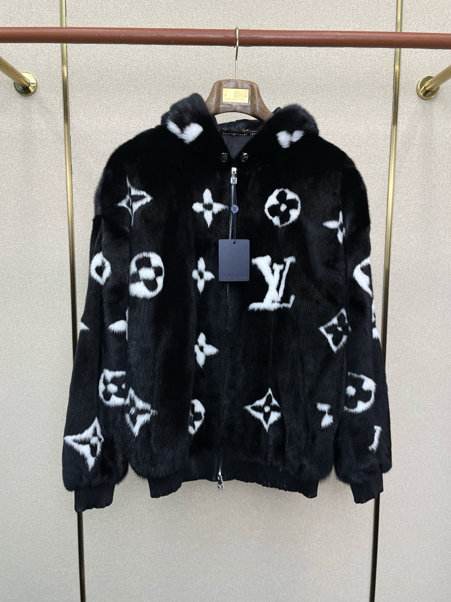 NO:652098,.You can only exchange codes - Leather jackets - Louis Vuitton exclusively offers the latest zippered leather jackets, mink fur zippered hoodies, original high-end fabrics, and the quality is impeccable. Quality control can be purchased directly. High-end products that cannot be faulted! You can feel its powerful aura through the detailed pictures. It has a remarkable effect of gathering heat and keeping warm, so you don’t have to worry about getting a little chilly! Both fashionable and functional, the whole style looks more luxurious! Size M-3XL,,louis vuitton,louis vuitton,leather jacket,hats,alexander wang19860909.只能换码-皮衣-Louis Vuitton路易威登独家专供最新拉链皮衣 水貂毛皮革拉链连帽衫 原版高级面料 品质更是无法挑剔品控可以直接入手,不容过错的高端臻品！通过细节图片便可感受到它强悍的气场,聚温保暖效果显著,完全不用担心会有一点寒意！时尚与功能性兼备,整款显得更加的奢华大气！ 尺码M-3XL,,louis vuitton,louis vuitton,leather jacket,hats,alexander wang,Men's clothing