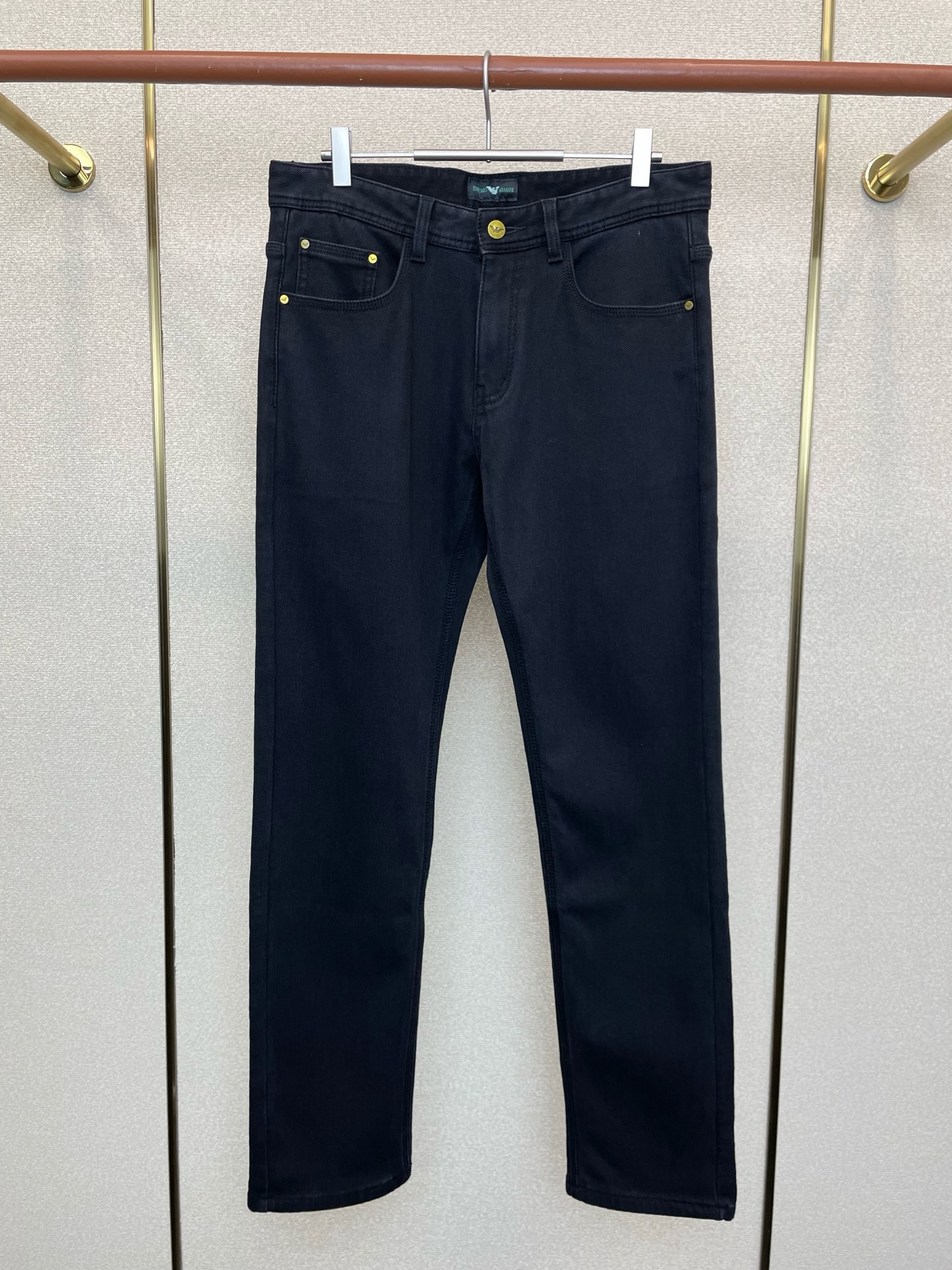 NO:654481,.ARMANI exclusively supplies high-end versions of new casual jeans. Custom-made fabrics at the counter. Velvet fabrics on the inside. Highly breathable and comfortable, with impeccable details. The brand element design concept embodies high quality. It feels delicate and soft!  It presents a casual cut and the upper body shape is awesome!  Code number 29-42,,armani,armani,jeans,alexander wang19860909.ARMANI阿玛尼独家专供新款休闲牛仔裤高端版本 专柜定制面料 内里加绒面料 透气舒适度高,细节无可挑剔,品牌元素设计理念,体现高品质.手感细腻柔软！呈现休闲裁剪,上身版型超赞！码数29-42,,armani,armani,jeans,alexander wang,Men's clothing