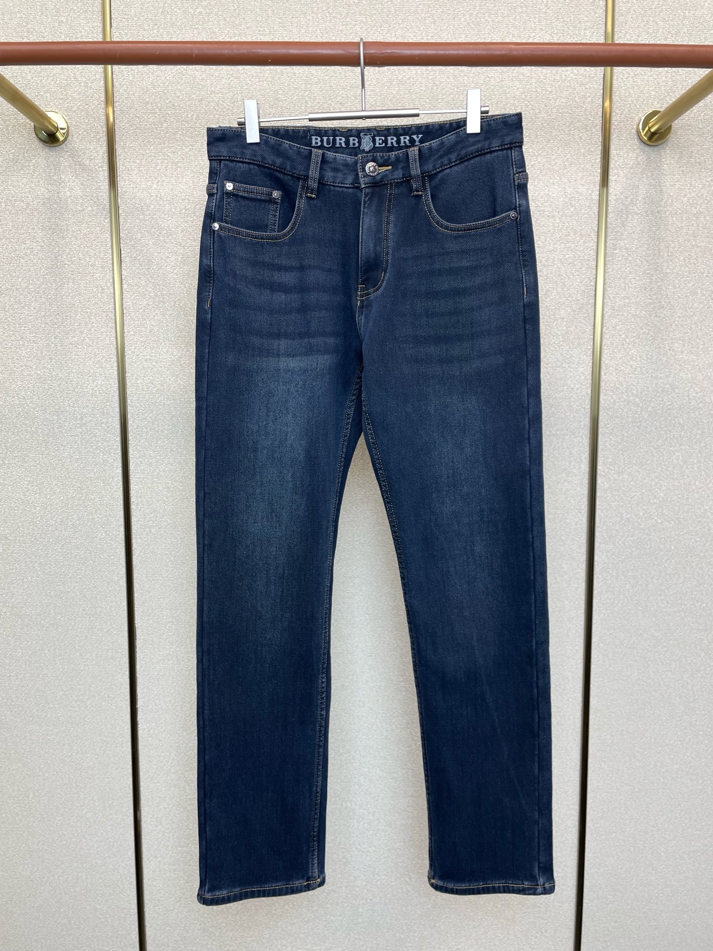 NO:656843,.Burberry exclusively provides high-end versions of new casual jeans. Custom-made fabrics at the counter. Velvet fabrics on the inside. Highly breathable and comfortable, with impeccable details. The brand element design concept reflects high quality. It feels delicate and soft!  It presents a casual cut and the upper body shape is awesome!  Code number 29-42,,burberry,burberry,jeans,alexander wang19860909.Burberry巴宝莉独家专供新款休闲牛仔裤高端版本 专柜定制面料 内里加绒面料 透气舒适度高,细节无可挑剔,品牌元素设计理念,体现高品质.手感细腻柔软！呈现休闲裁剪,上身版型超赞！码数29-42,,burberry,burberry,jeans,alexander wang,Men's clothing