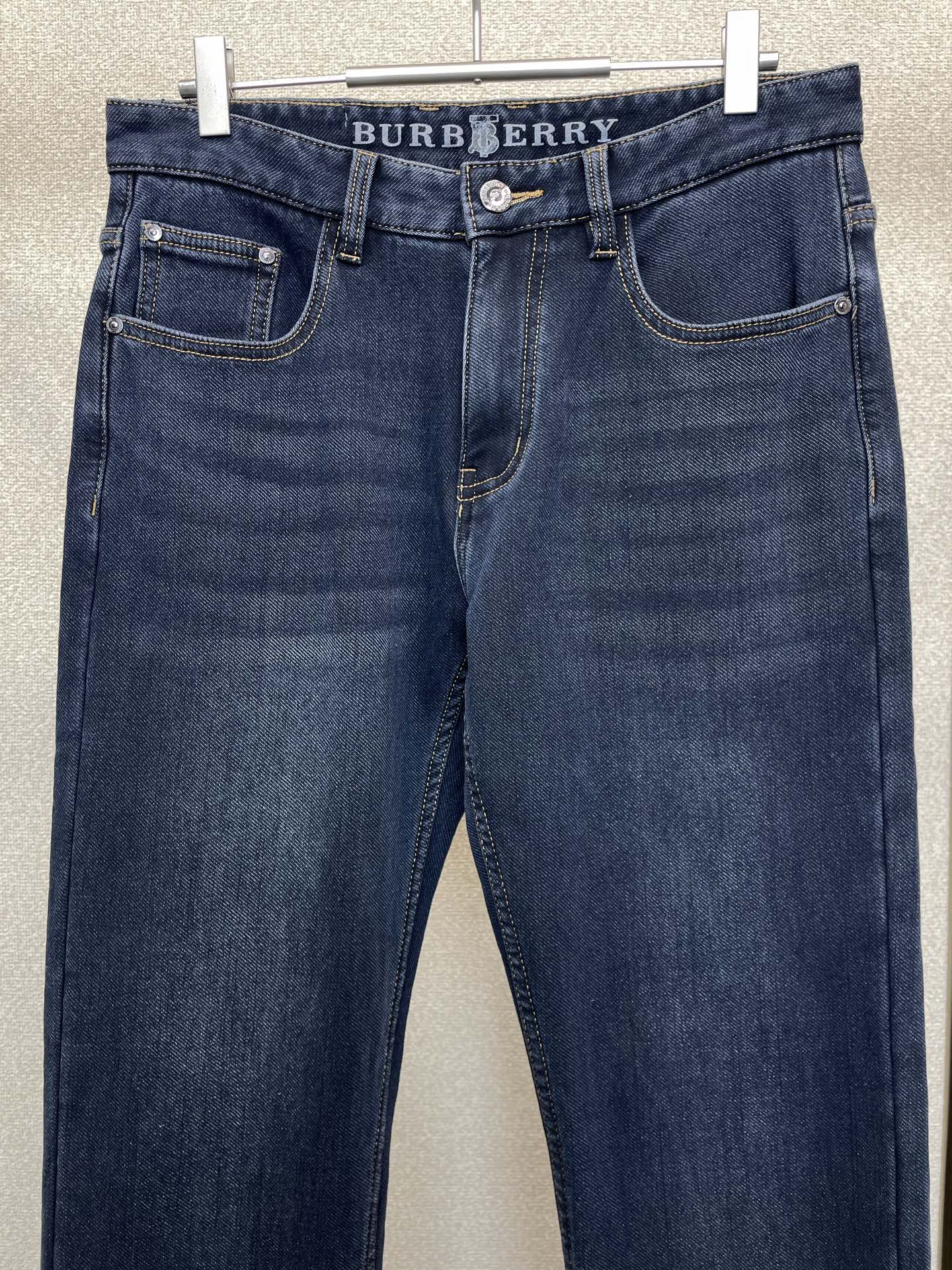 。Burberry巴宝莉💥砸锅卖铁都要上的新款新款休闲牛仔裤👖高端版本 专柜定制面料 内里加绒面料 透气