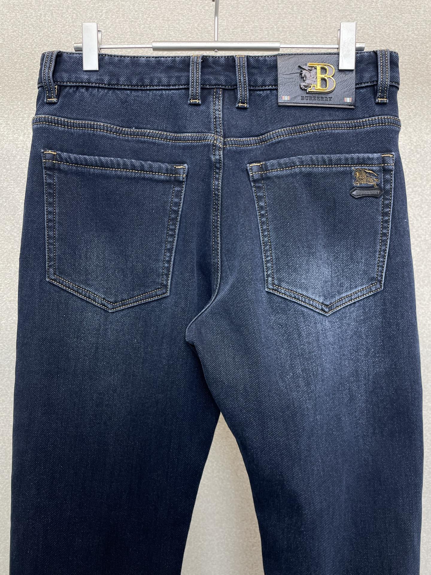 。Burberry巴宝莉💥砸锅卖铁都要上的新款新款休闲牛仔裤👖高端版本 专柜定制面料 内里加绒面料 透气