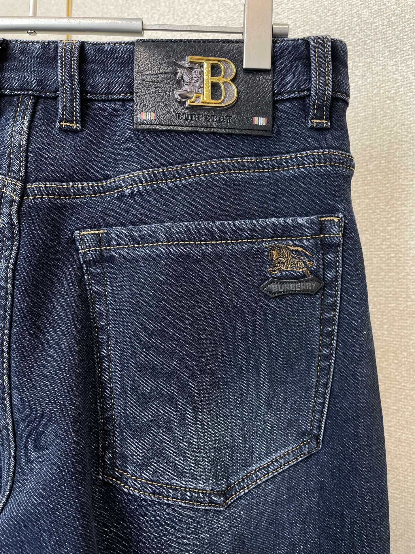 。Burberry巴宝莉💥砸锅卖铁都要上的新款新款休闲牛仔裤👖高端版本 专柜定制面料 内里加绒面料 透气