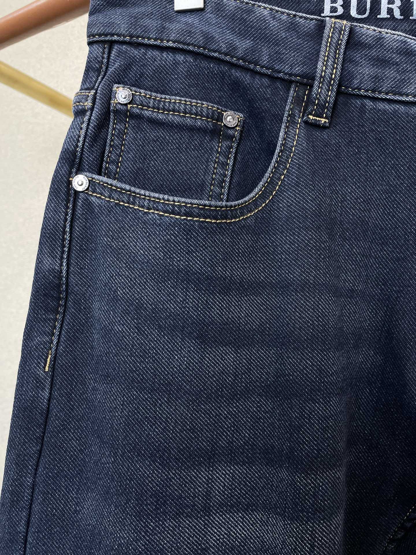 。Burberry巴宝莉💥砸锅卖铁都要上的新款新款休闲牛仔裤👖高端版本 专柜定制面料 内里加绒面料 透气