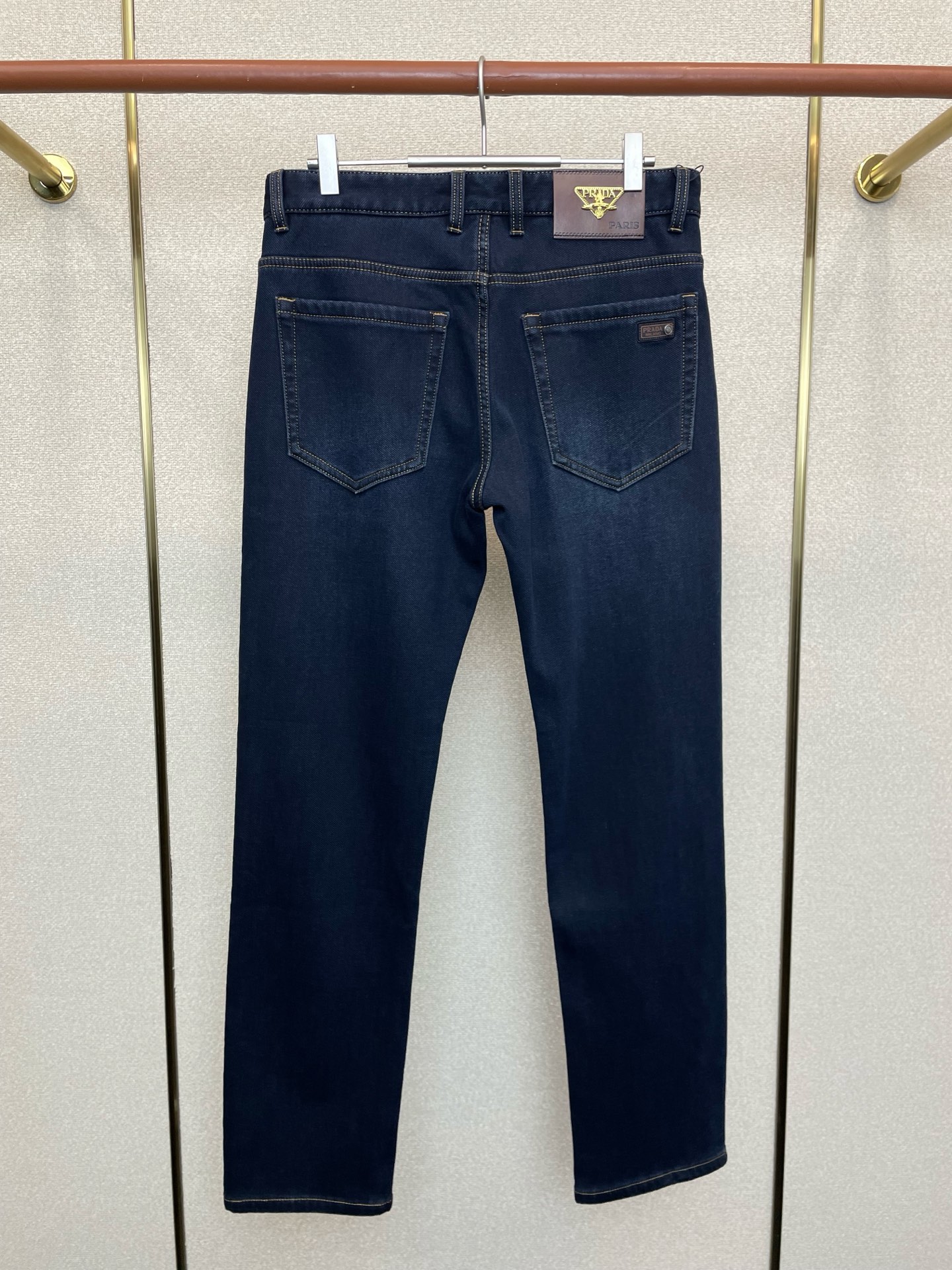 。Prada普拉达💥砸锅卖铁都要上的新款！新款休闲牛仔裤👖高端版本 专柜定制面料 内里加绒面料 透气舒适