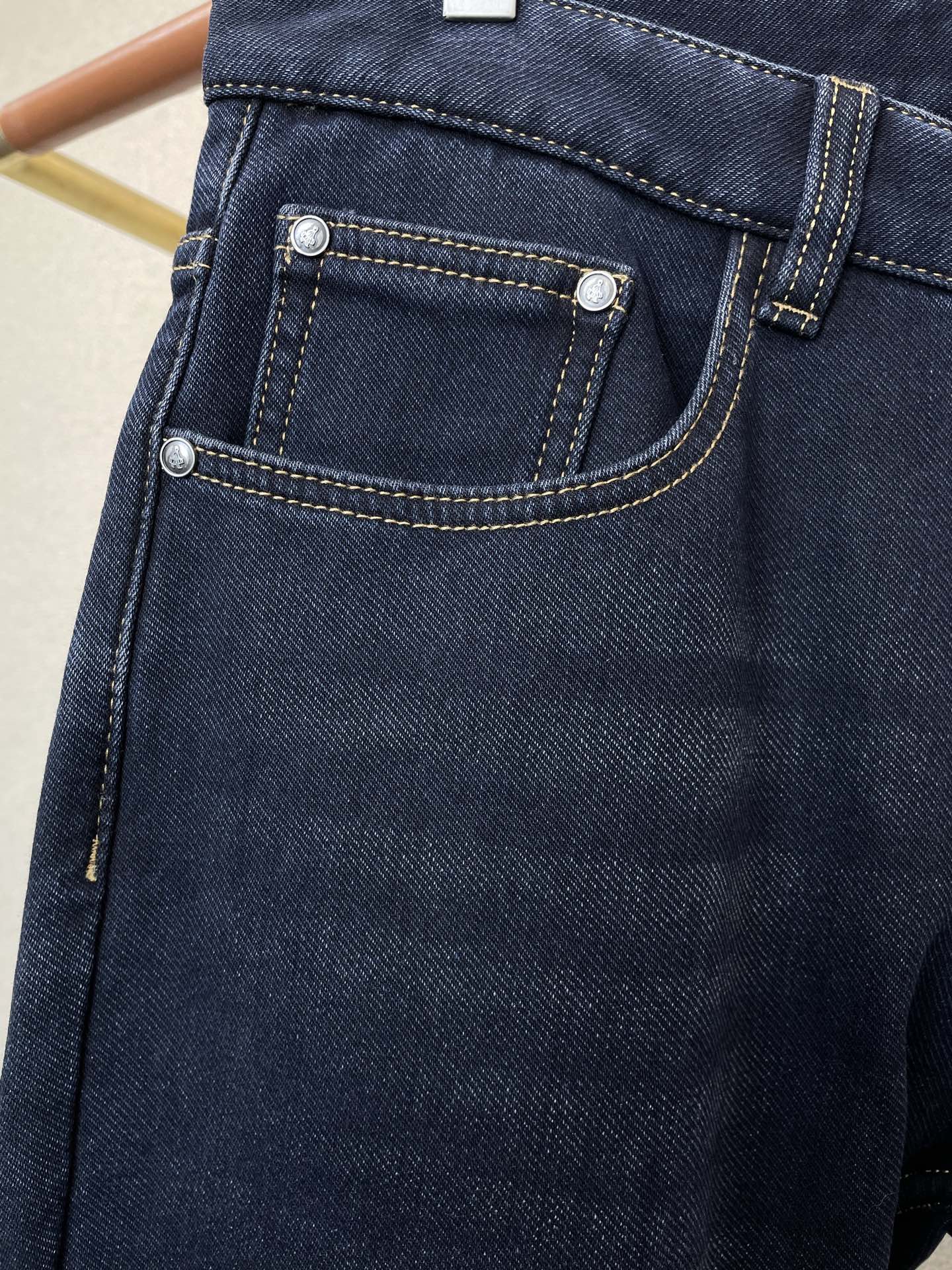 。Prada普拉达💥砸锅卖铁都要上的新款！新款休闲牛仔裤👖高端版本 专柜定制面料 内里加绒面料 透气舒适