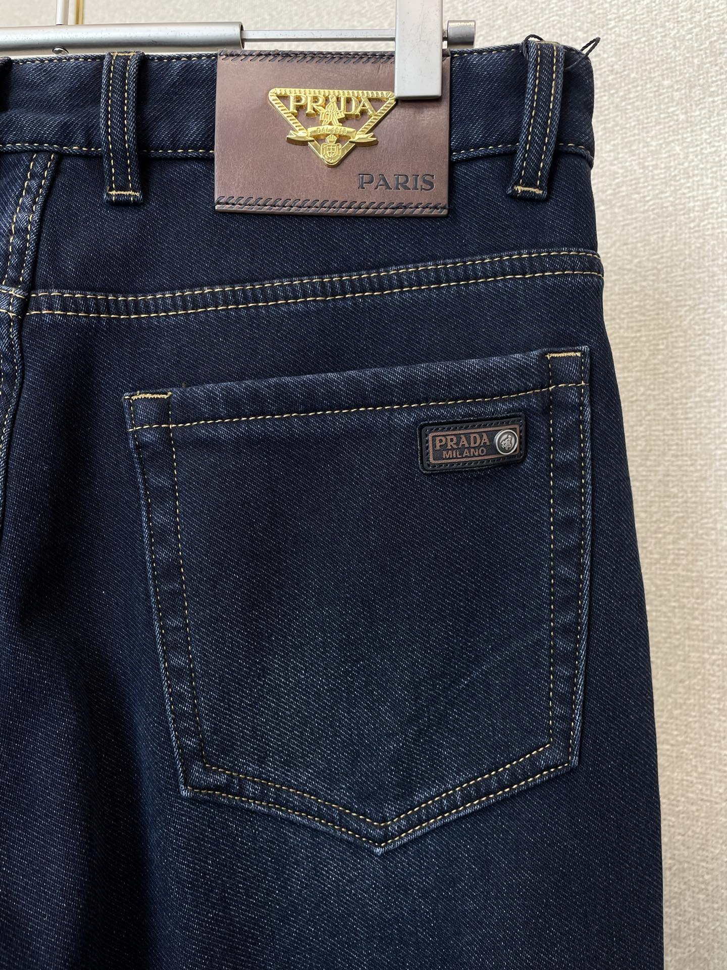 。Prada普拉达💥砸锅卖铁都要上的新款！新款休闲牛仔裤👖高端版本 专柜定制面料 内里加绒面料 透气舒适