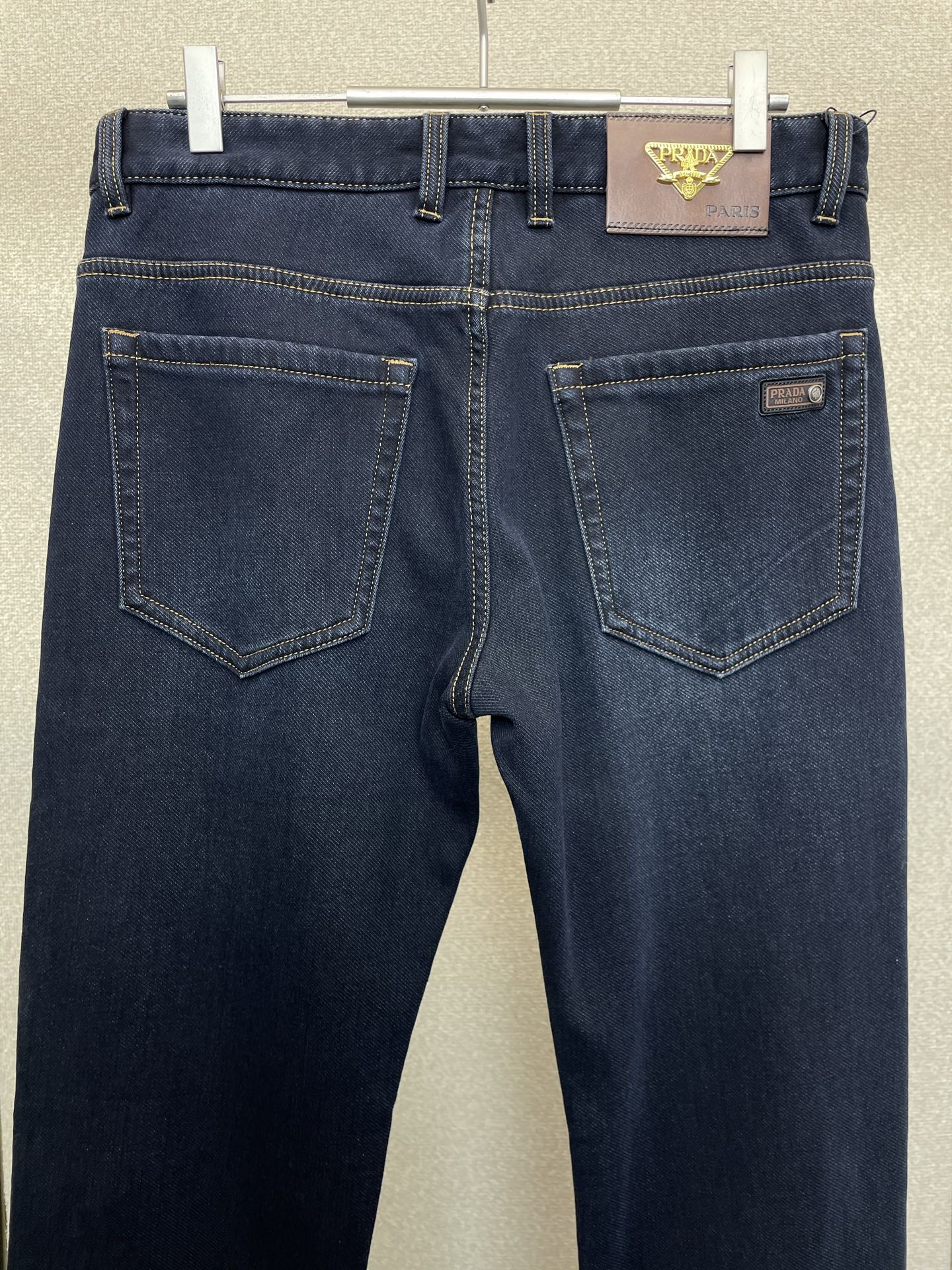 。Prada普拉达💥砸锅卖铁都要上的新款！新款休闲牛仔裤👖高端版本 专柜定制面料 内里加绒面料 透气舒适