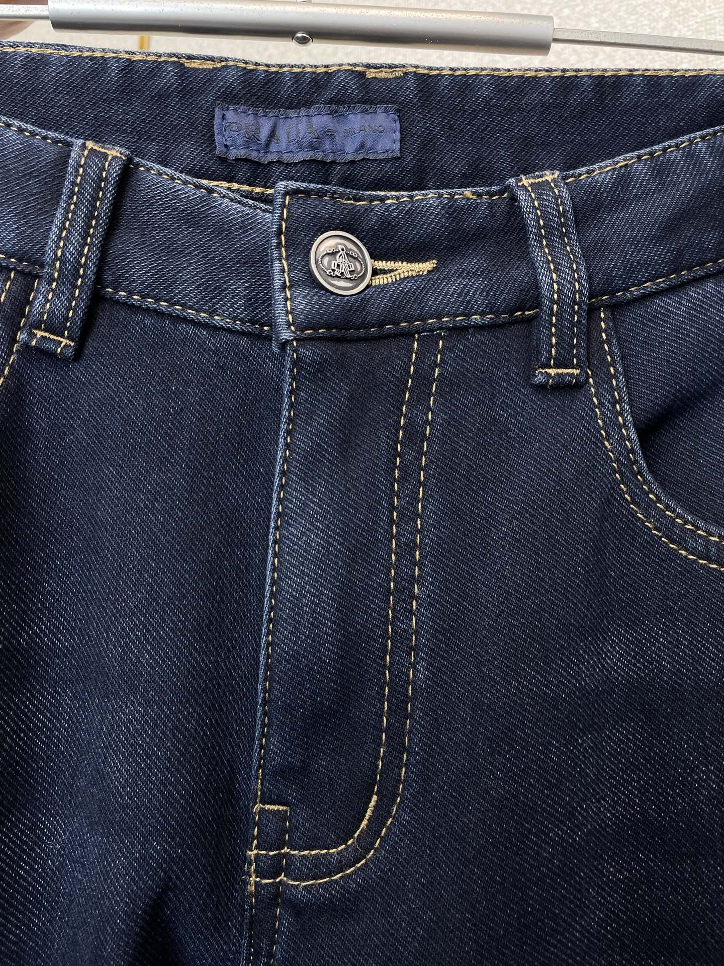 。Prada普拉达💥砸锅卖铁都要上的新款！新款休闲牛仔裤👖高端版本 专柜定制面料 内里加绒面料 透气舒适