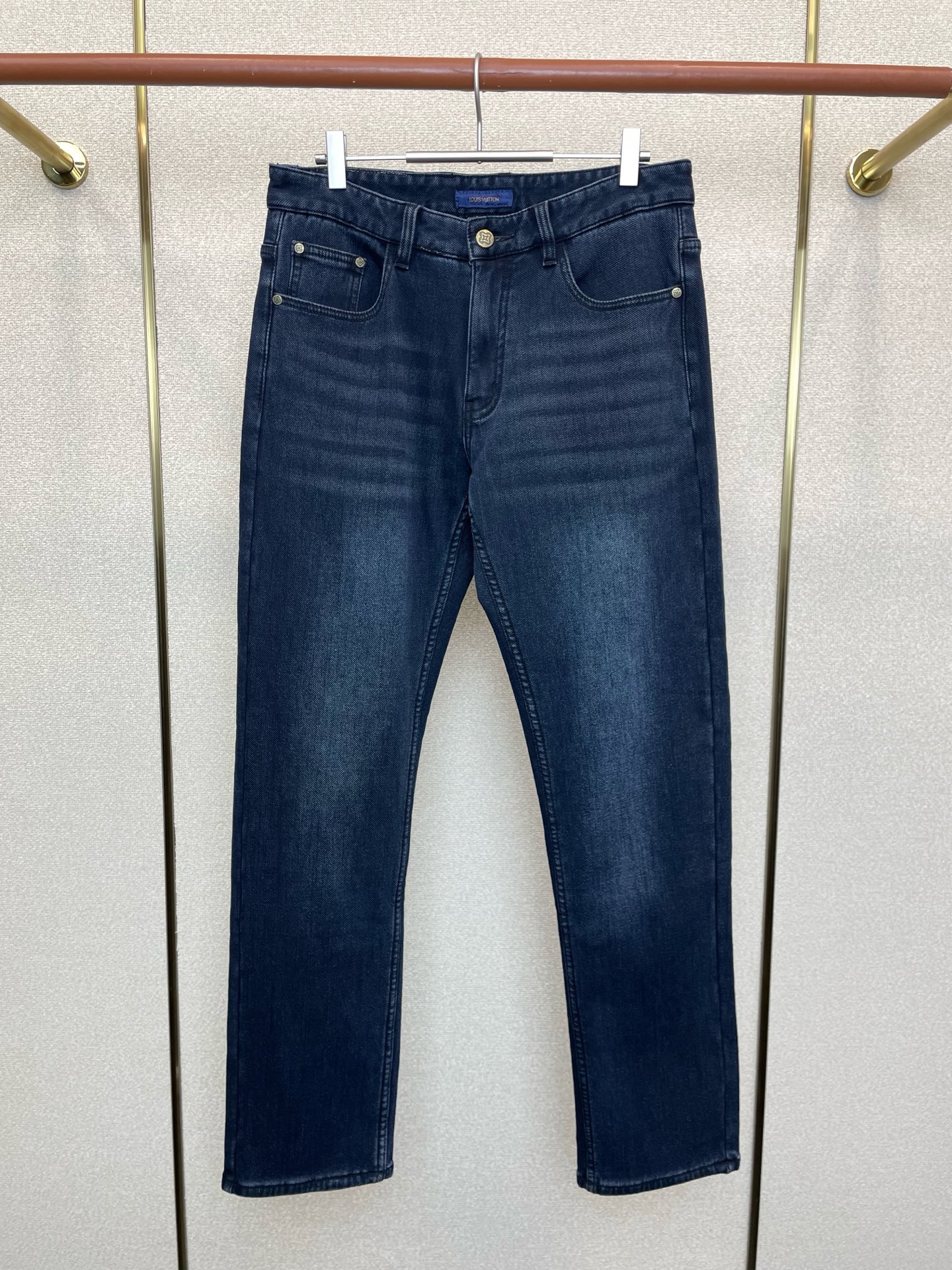 NO:661230,.Louis Vuitton exclusively provides high-end versions of new casual jeans. Custom-made fabrics at the counter. Velvet fabrics on the inside. Highly breathable and comfortable, with impeccable details. The brand element design concept embodies high quality. It feels delicate and soft!  It presents a casual cut and the upper body shape is awesome!  Code number 29-42,,louis vuitton,louis vuitton,jeans, 19860909.Louis Vuitton路易威登独家专供新款休闲牛仔裤高端版本 专柜定制面料 内里加绒面料 透气舒适度高,细节无可挑剔,品牌元素设计理念,体现高品质.手感细腻柔软！呈现休闲裁剪,上身版型超赞！码数29-42,,louis vuitton,louis vuitton,jeans, ,Men's clothing