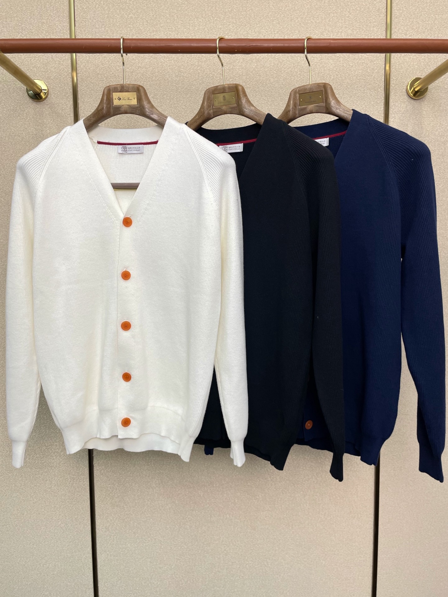 NO:654556,.BC-Brunello Cucinali Brunello Cucinali exclusively provides new original men's casual sweaters. High-end customization. High-end version. Fashionable and versatile imported fabrics. Super soft and delicate feel. Skin-friendly and comfortable to wear. High-end boutique. The upper body is finely made by the factory. It is a must-have item for men. Three labels are complete. Size 48-58, brunello cucinelli, sweaters, alexander wang19860909.BC-Brunello Cucinali布鲁内洛·库奇内利独家专供新款原单男士休闲毛衣 高端定制 高端版本 时尚百搭爆款进口面料 手感超柔软细腻 穿着亲肤舒适 高端精品 代工厂精细做上身非常赞 男士必备单品 三标齐全 码数48-58,,brunello cucinelli,sweaters,alexander wang,Men's clothing