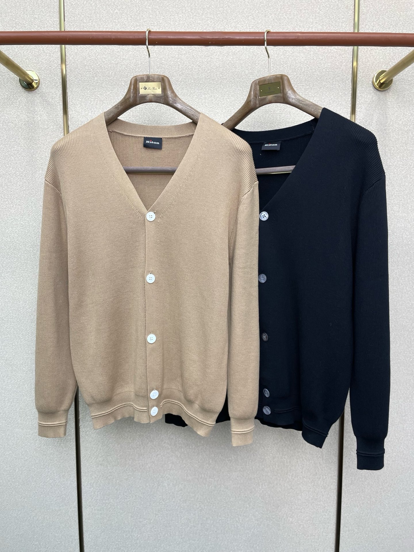 NO:654523,.KITON exclusively provides new original men's casual sweaters, high-end customization, high-end version, fashionable and versatile imported fabrics, super soft and delicate to the touch, skin-friendly and comfortable to wear, high-end boutique, the upper body is exquisitely made by the factory, a must-have item for men, complete with three labels, yardage 48-58,,sweaters,alexander wang19860909.KITON独家专供新款原单男士休闲毛衣 高端定制 高端版本 时尚百搭爆款进口面料 手感超柔软细腻 穿着亲肤舒适 高端精品 代工厂精细做上身非常赞 男士必备单品 三标齐全 码数48-58,,sweaters,alexander wang,Men's clothing