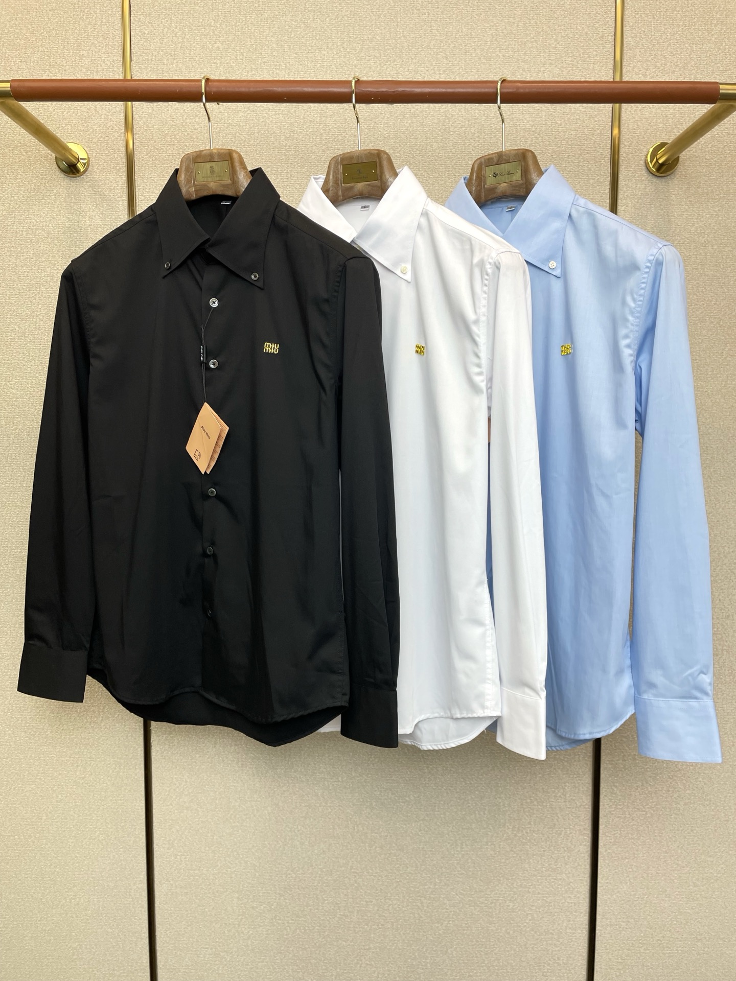 NO:654517,.Miumiu exclusively provides new original men's casual long-sleeved shirts. High-end customization. High-end version. Fashionable and versatile imported fabrics. Super soft and delicate feel. Skin-friendly and comfortable to wear. High-end boutique. The upper body is made by the factory. It is a must-have item for men. Three standards are complete. Size M-3XL,,miumiu,shirts,alexander wang19860909.Miumiu谬谬独家专供新款原单男士休闲长袖衬衫 高端定制 高端版本 时尚百搭爆款进口面料 手感超柔软细腻 穿着亲肤舒适 高端精品 代工厂精细做上身非常赞 男士必备单品 三标齐全 码数M-3XL,,miumiu,shirts,alexander wang,Men's clothing