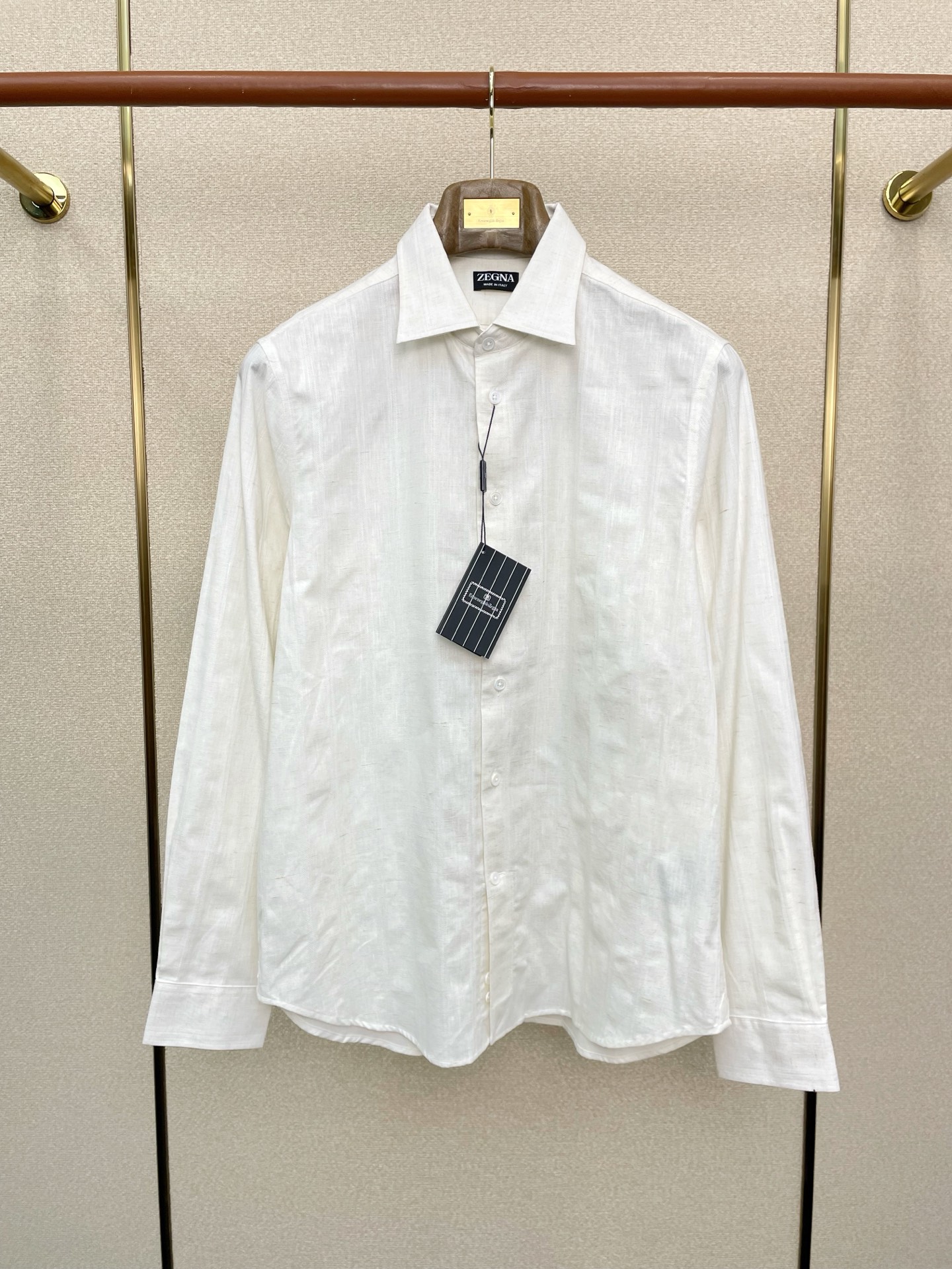 NO:654561,.ZEGNA Zegna exclusively provides new original men's casual long-sleeved shirts. High-end customization. High-end version. Fashionable and versatile imported fabrics. Super soft and delicate feel. Skin-friendly and comfortable to wear. High-end boutique. The upper body is finely made by the factory. It is a must-have item for men. Three standards are complete. Size M-3XL,,zegna,shirts,alexander wang19860909.ZEGNA杰尼亚独家专供新款原单男士休闲长袖衬衫 高端定制 高端版本 时尚百搭爆款进口面料 手感超柔软细腻 穿着亲肤舒适 高端精品 代工厂精细做上身非常赞 男士必备单品 三标齐全 码数M-3XL,,zegna,shirts,alexander wang,Men's clothing