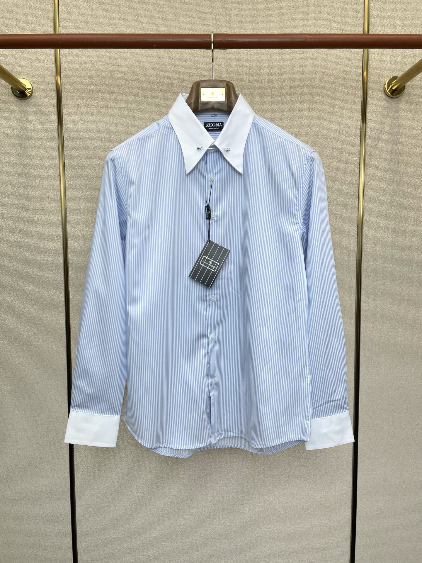 NO:654551,.ZEGNA Zegna exclusively provides new original men's casual long-sleeved shirts. High-end customization. High-end version. Fashionable and versatile imported fabrics. Super soft and delicate feel. Skin-friendly and comfortable to wear. High-end boutique. The upper body is finely made by the factory. It is a must-have item for men. Three standards are complete. Size M-3XL,,zegna,shirts,alexander wang19860909.ZEGNA杰尼亚独家专供新款原单男士休闲长袖衬衫 高端定制 高端版本 时尚百搭爆款进口面料 手感超柔软细腻 穿着亲肤舒适 高端精品 代工厂精细做上身非常赞 男士必备单品 三标齐全 码数M-3XL,,zegna,shirts,alexander wang,Men's clothing