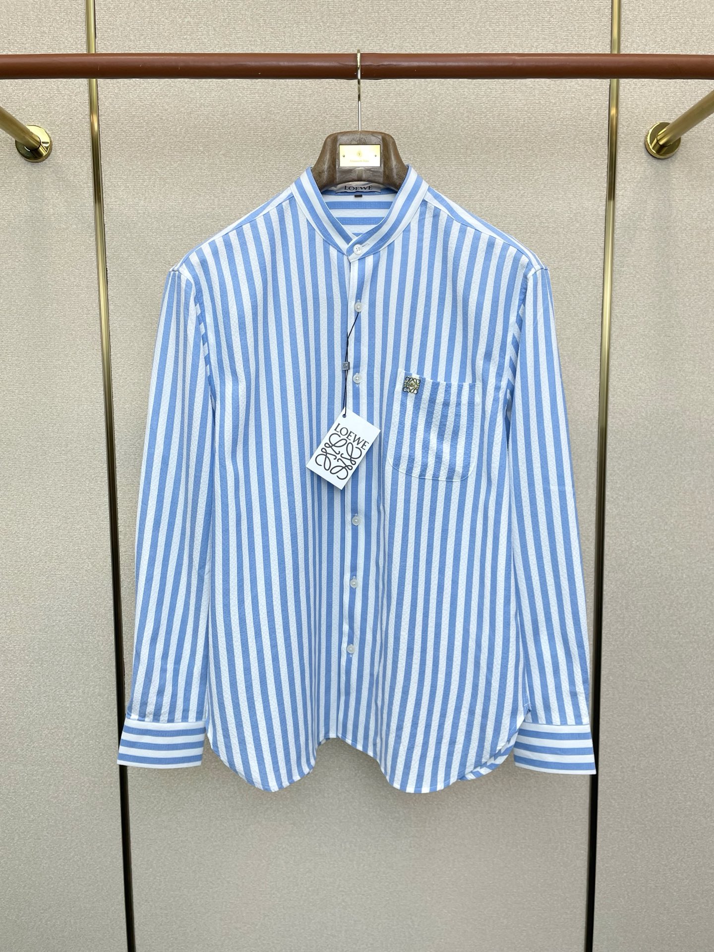 NO:654540,.LOEWE exclusively supplies new original men's casual long-sleeved shirts. High-end customization. High-end version. Fashionable and versatile imported fabrics. Super soft and delicate feel. Skin-friendly and comfortable to wear. High-end boutique. The upper body is finely made by the factory. It is a must-have item for men. Three standards are complete. Size M-3XL,,loewe,loewe,shirts,alexander wang19860909.LOEWE罗意威独家专供新款原单男士休闲长袖衬衫 高端定制 高端版本 时尚百搭爆款进口面料 手感超柔软细腻 穿着亲肤舒适 高端精品 代工厂精细做上身非常赞 男士必备单品 三标齐全 码数M-3XL,,loewe,loewe,shirts,alexander wang,Men's clothing